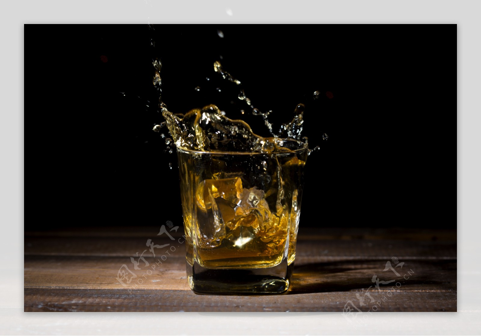 溅出酒花的威士忌图片