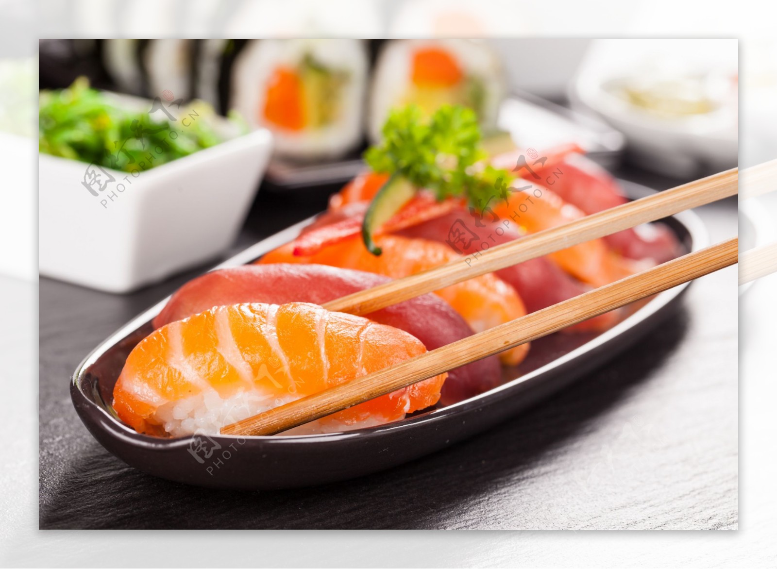 三文鱼和寿司图片
