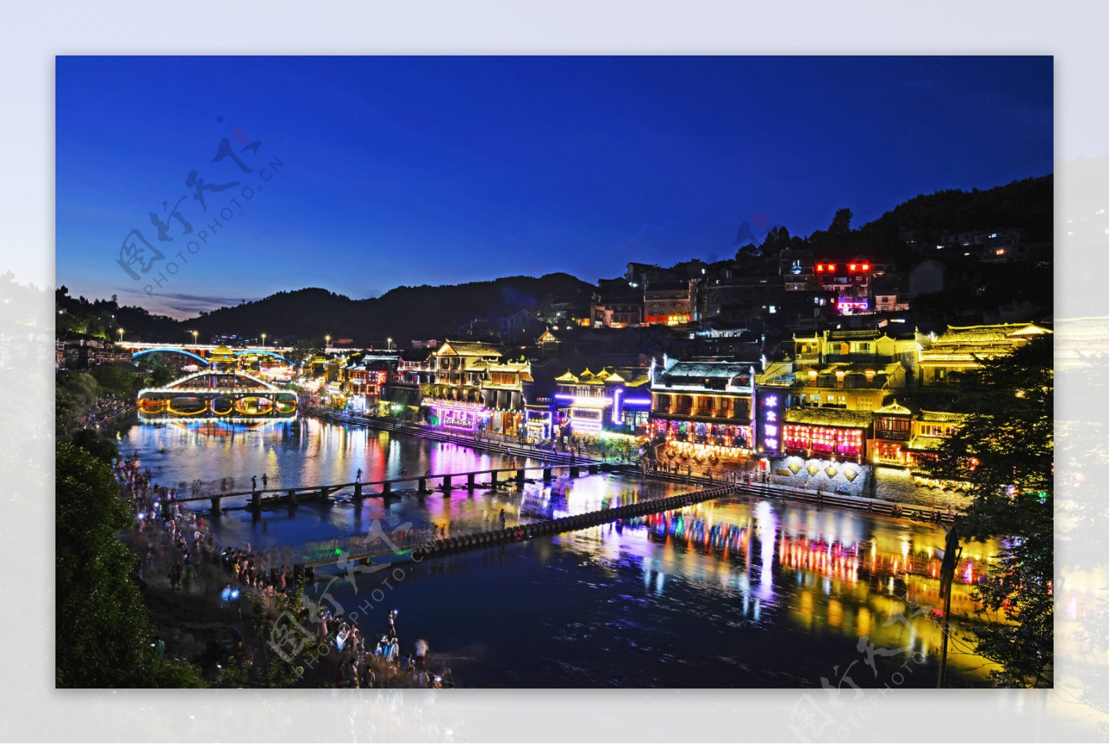 高清河畔古城夜景图片