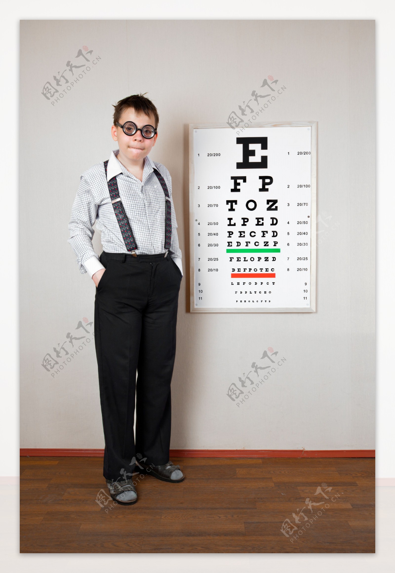 男孩和视力表图片