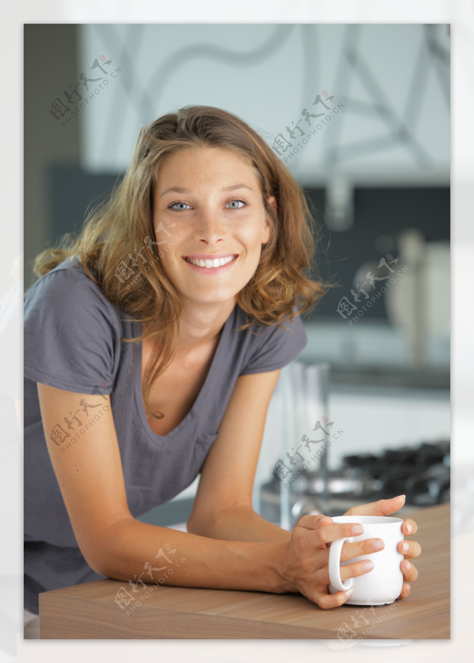 女性在现代室内咖啡厅聚会，两位女性朋友在喝咖啡插画图片素材_ID:418546545-Veer图库