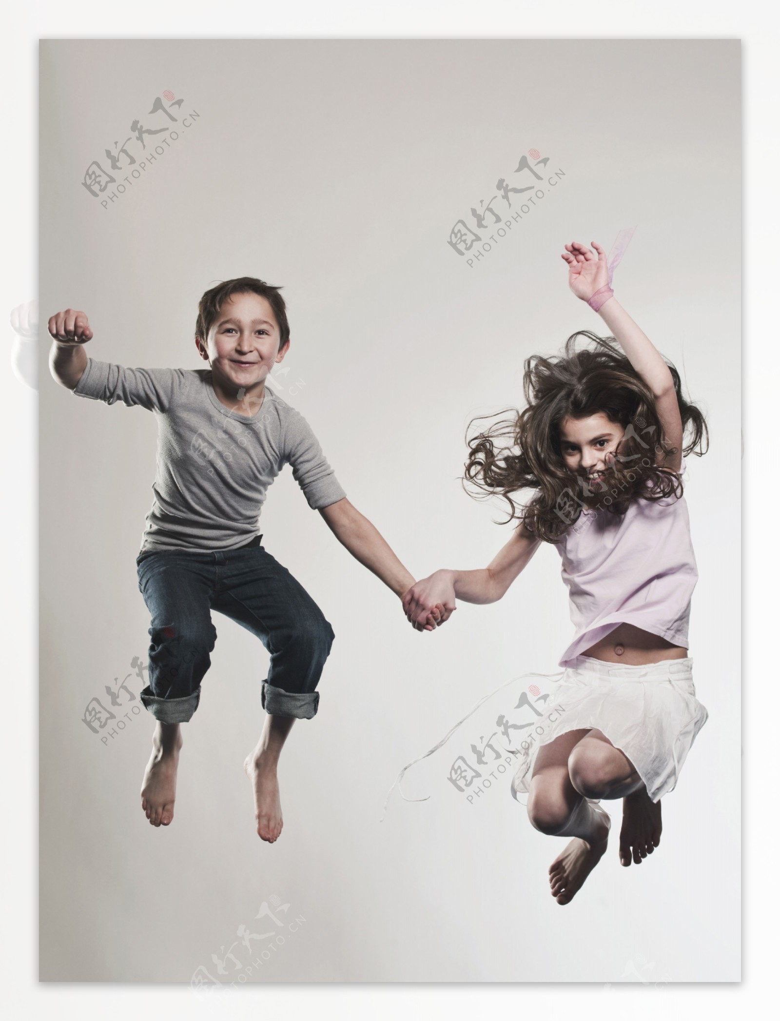 手牵手跳跃的外国儿童图片