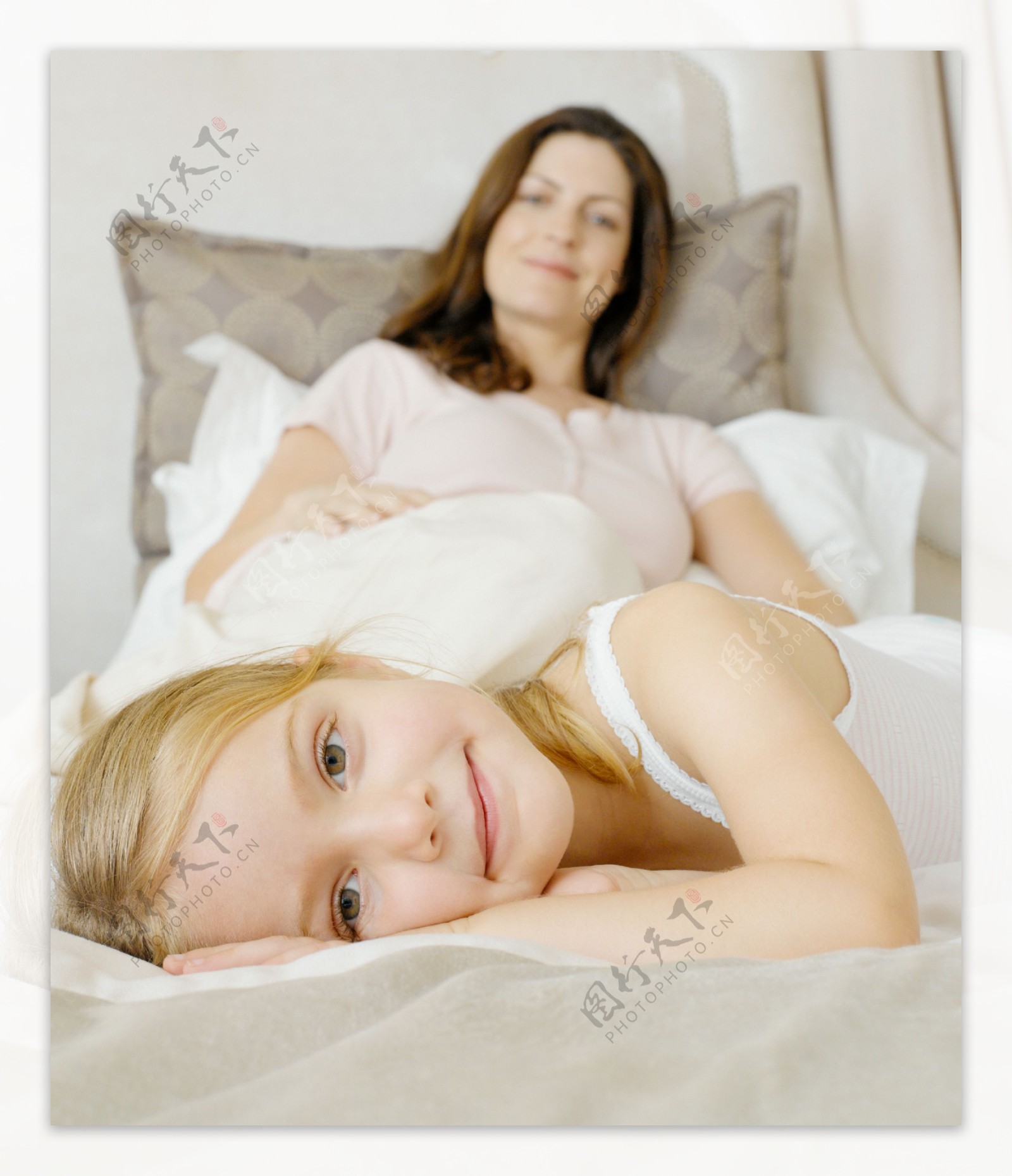 在床上的两母女图片