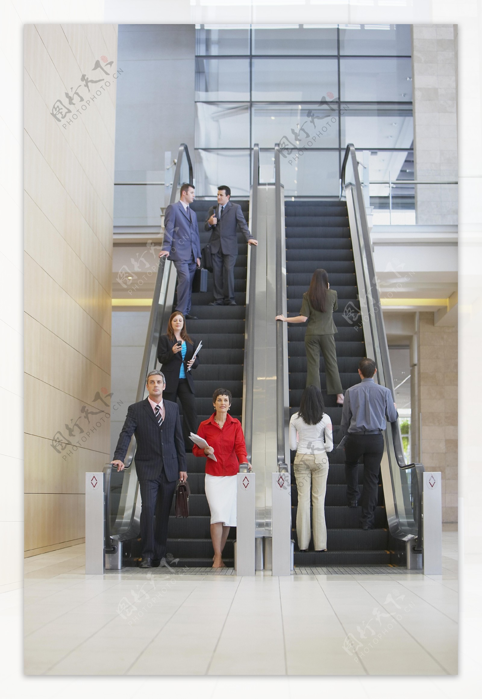 乘电梯的商务团队图片