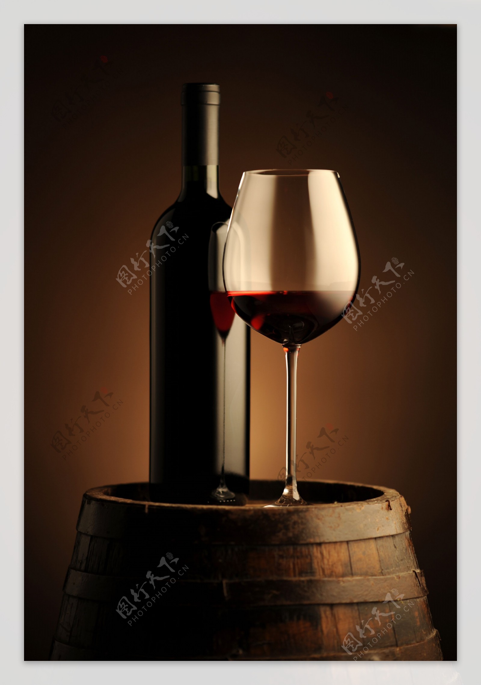 木桶上的红酒图片