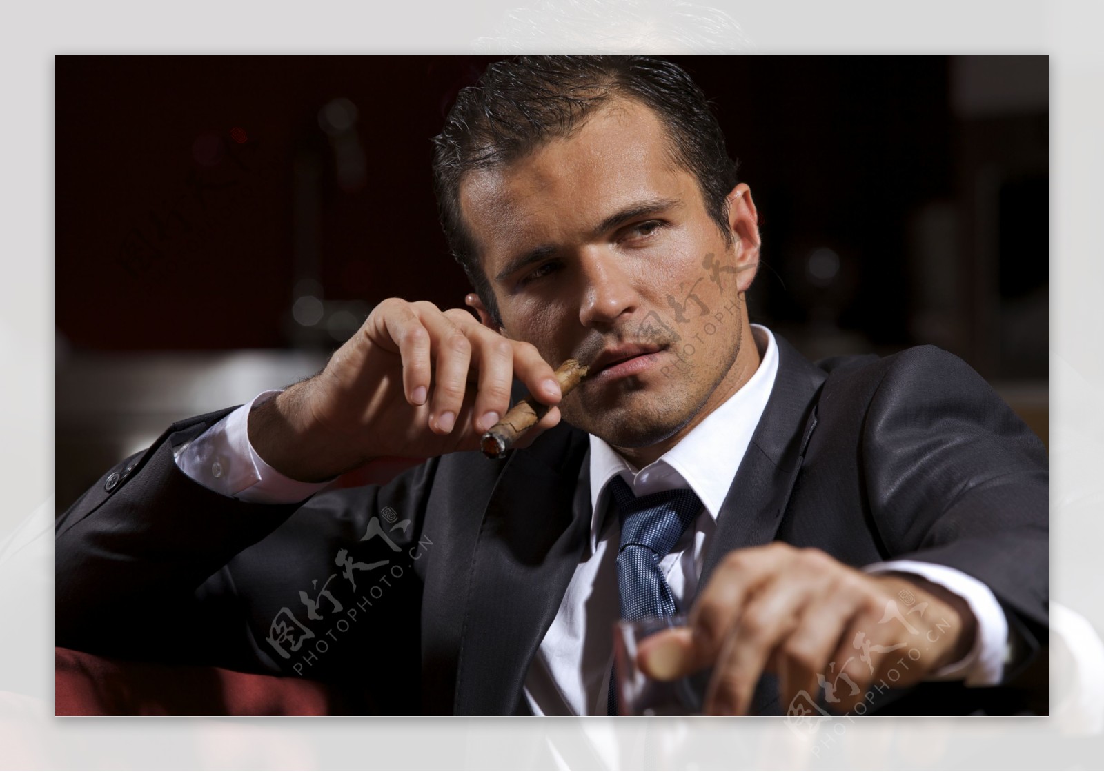 抽雪茄的男性图片