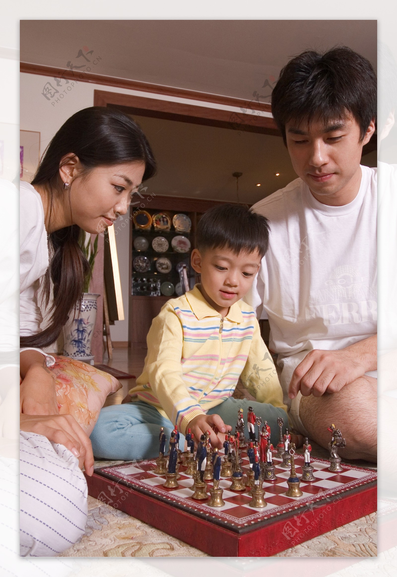 下棋的一家人图片
