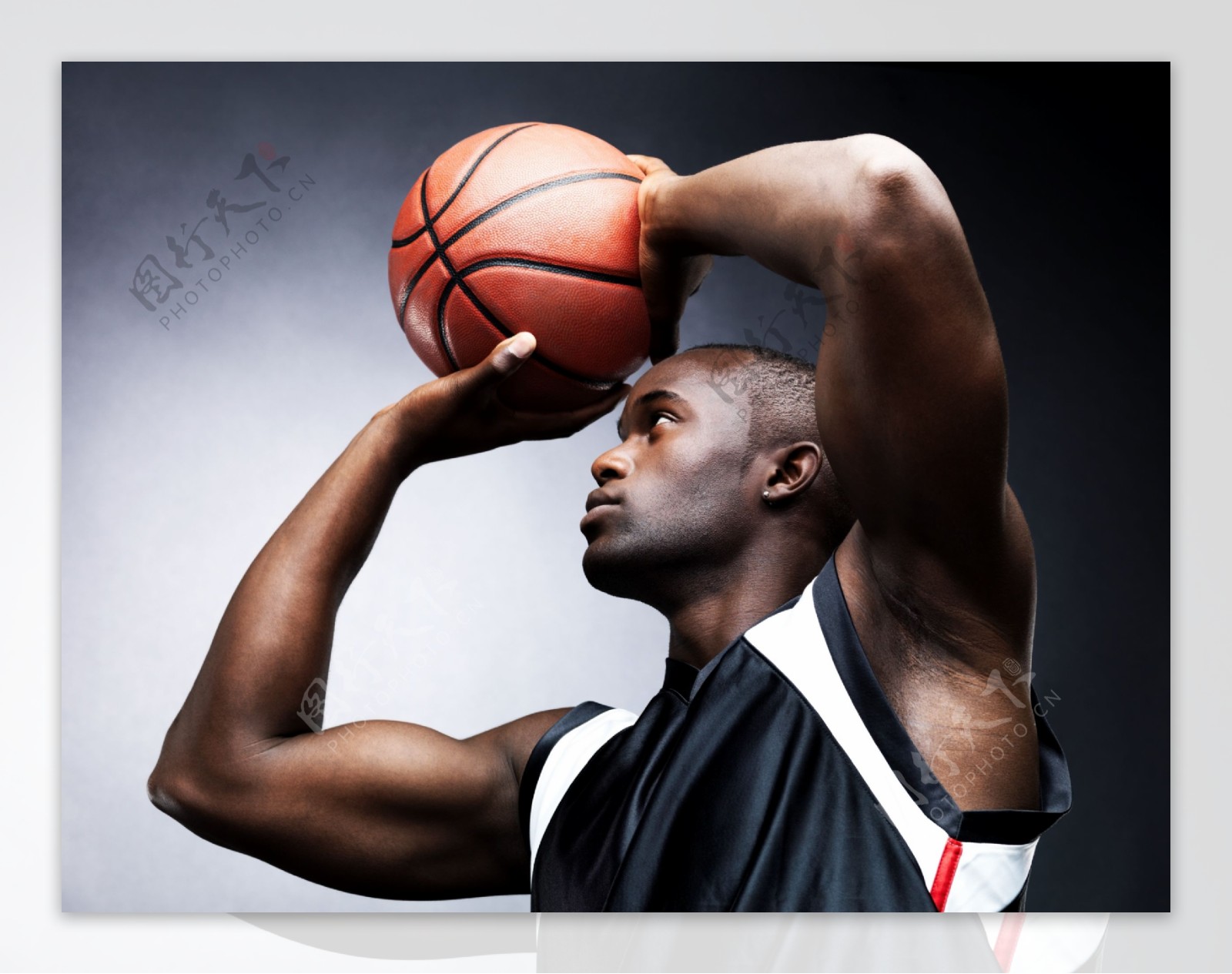 投篮的篮球运动员图片