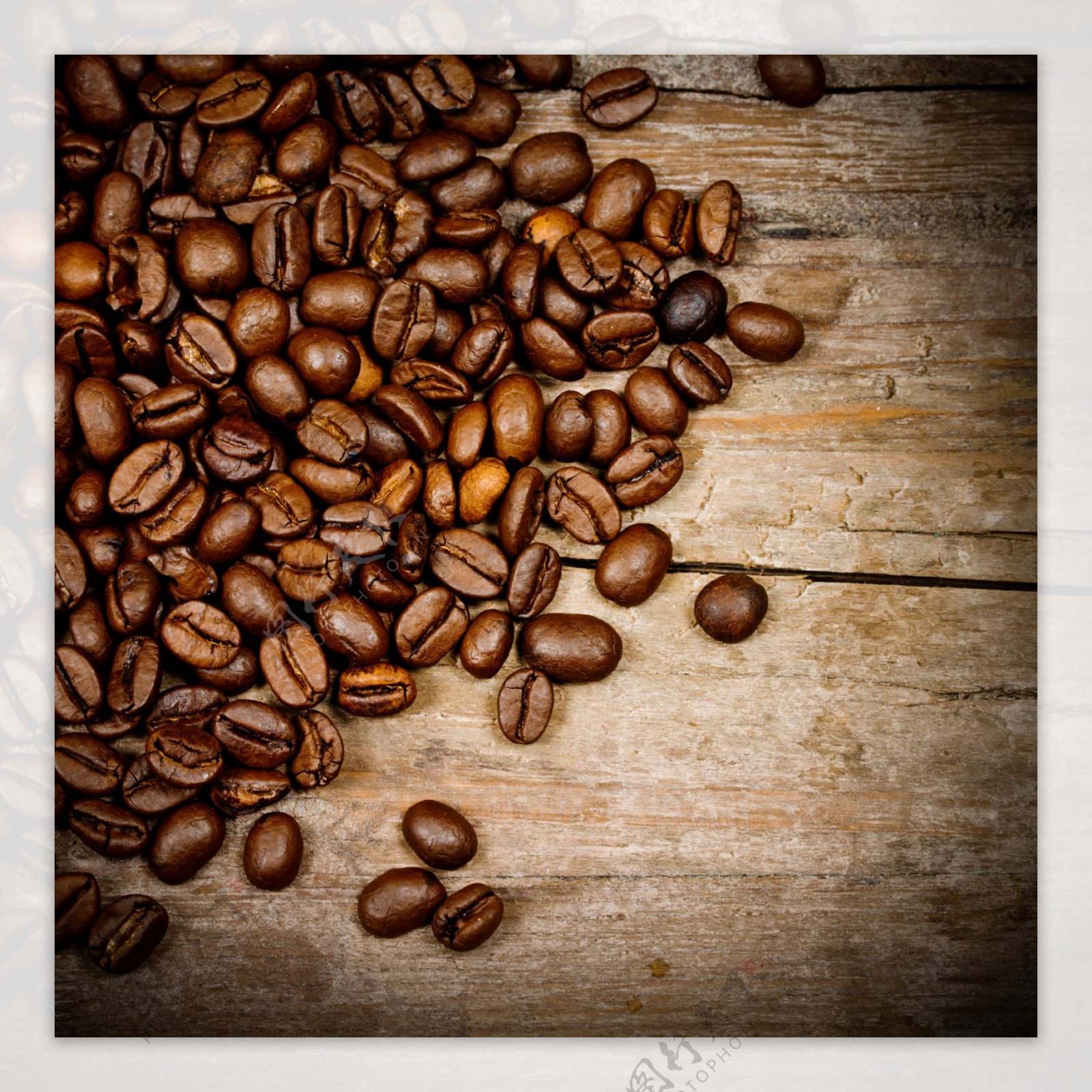 木板上的咖啡豆