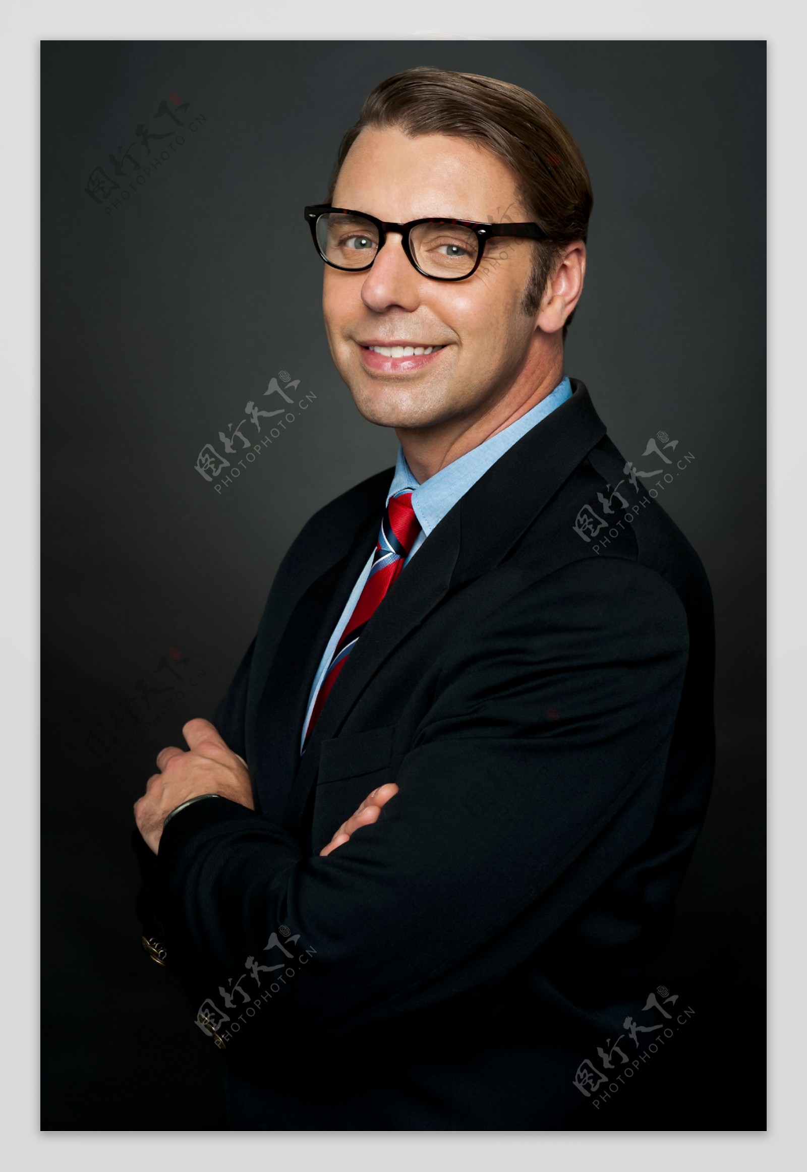 戴眼镜微笑的商务男人图片