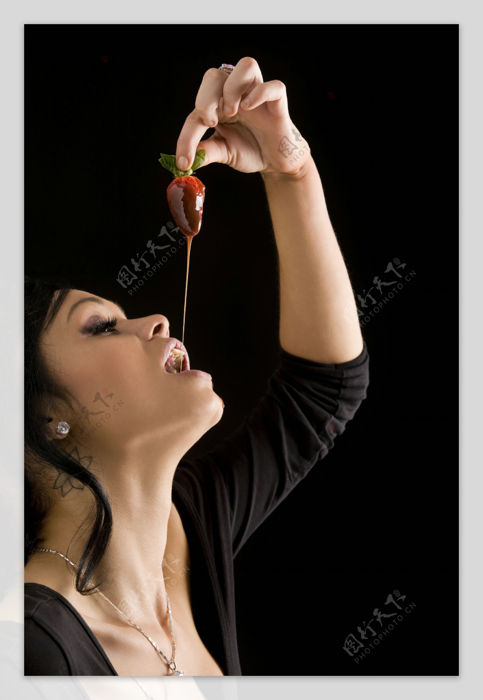 吃巧克力草莓的女人图片