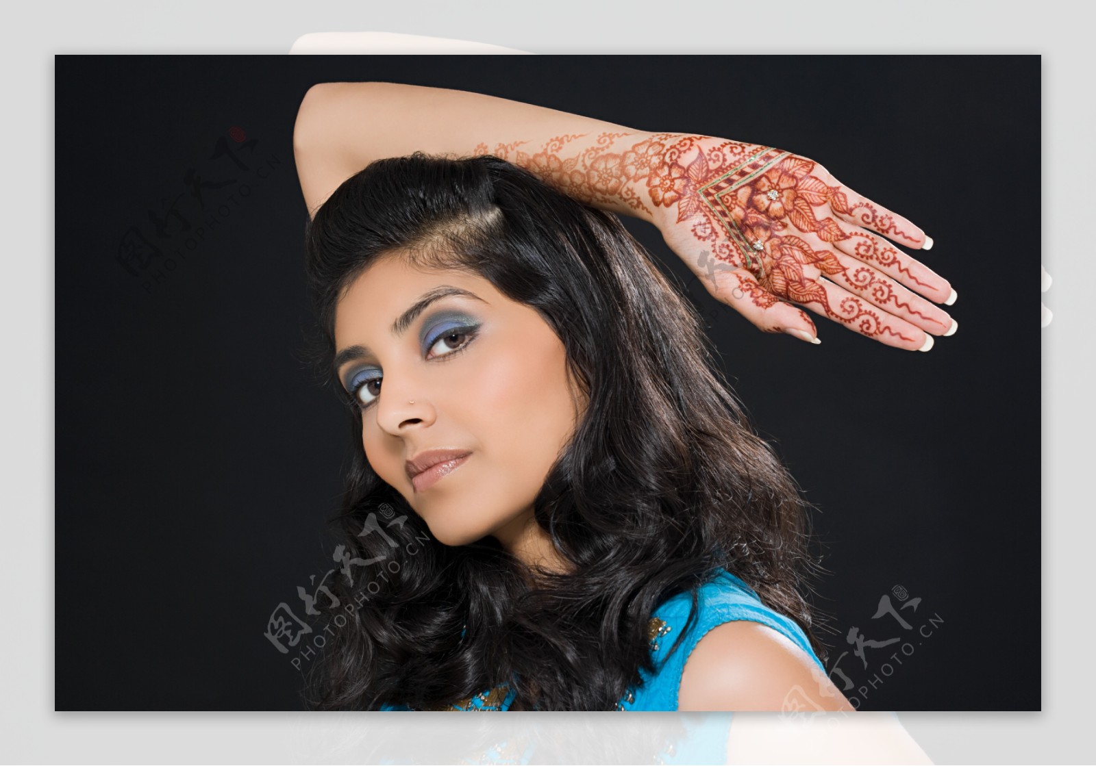 手上纹身的印度美女图片