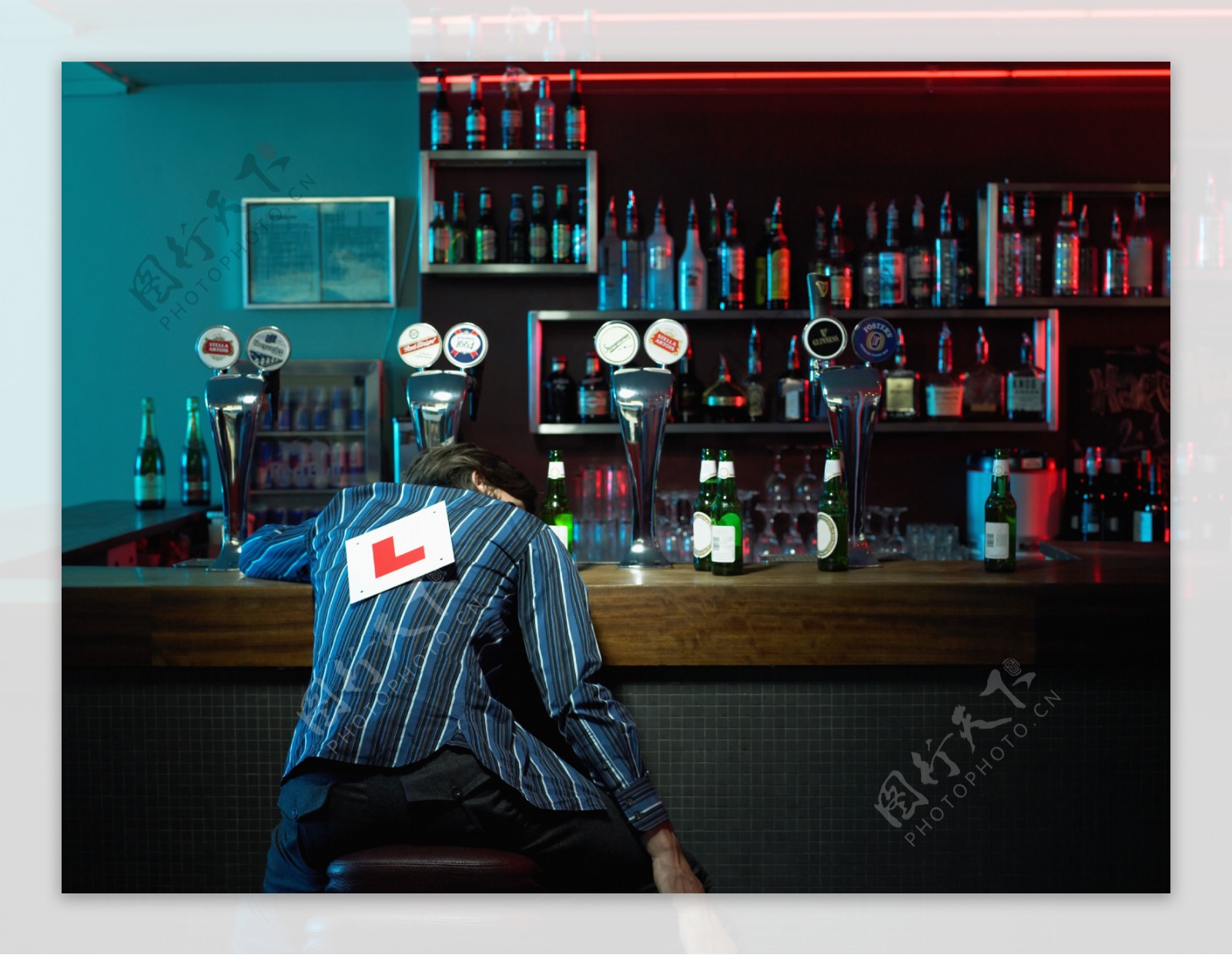 酒吧喝酒的男生图片
