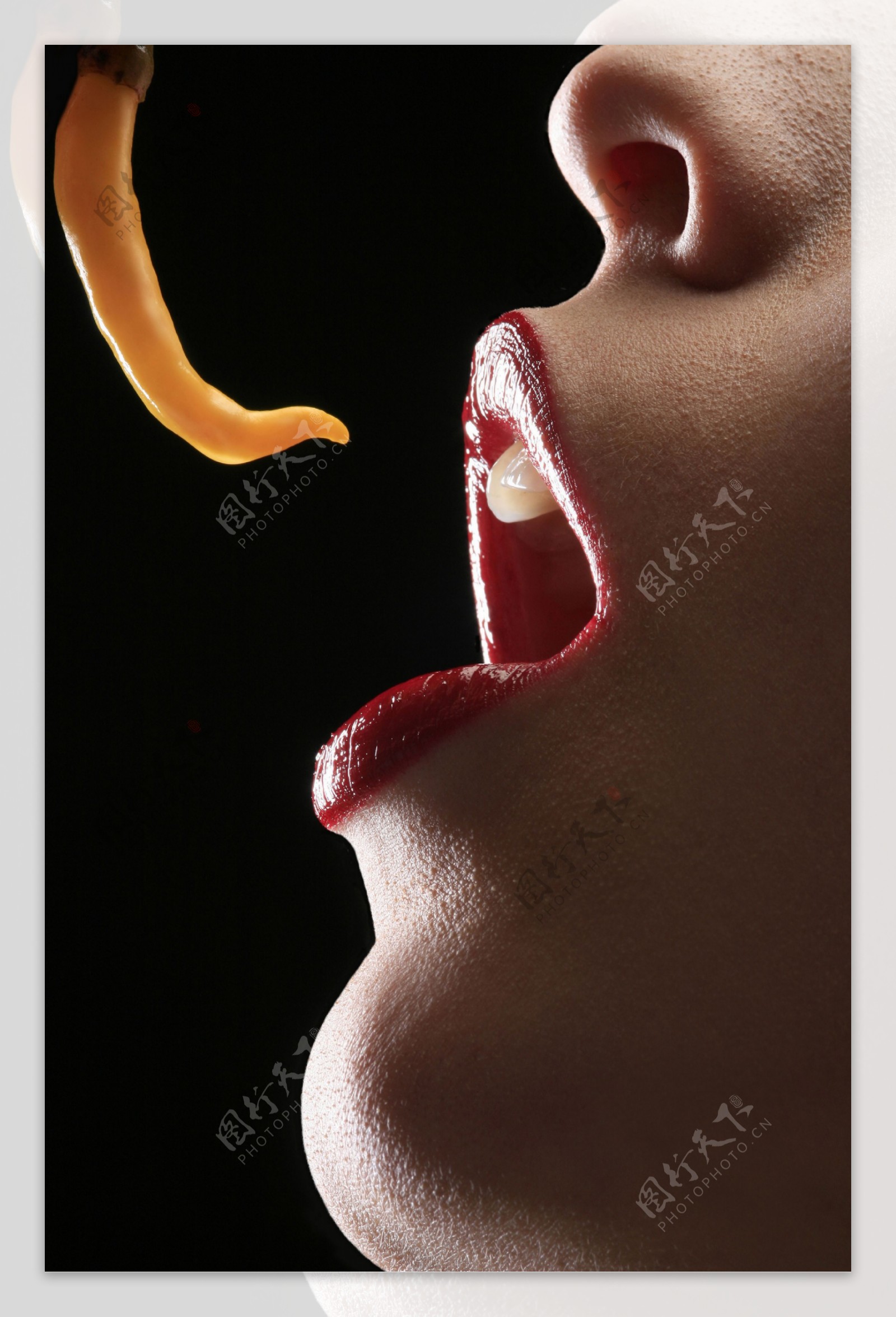 吃辣椒时的女性性感嘴唇图片