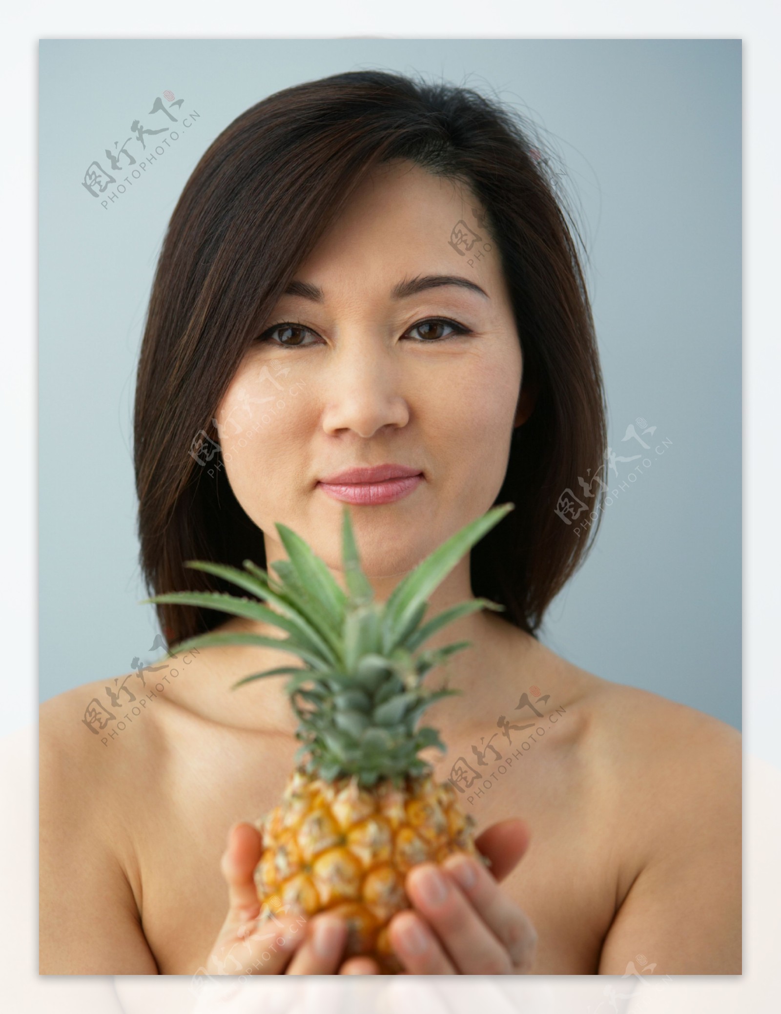 手捧菠萝的女性图片