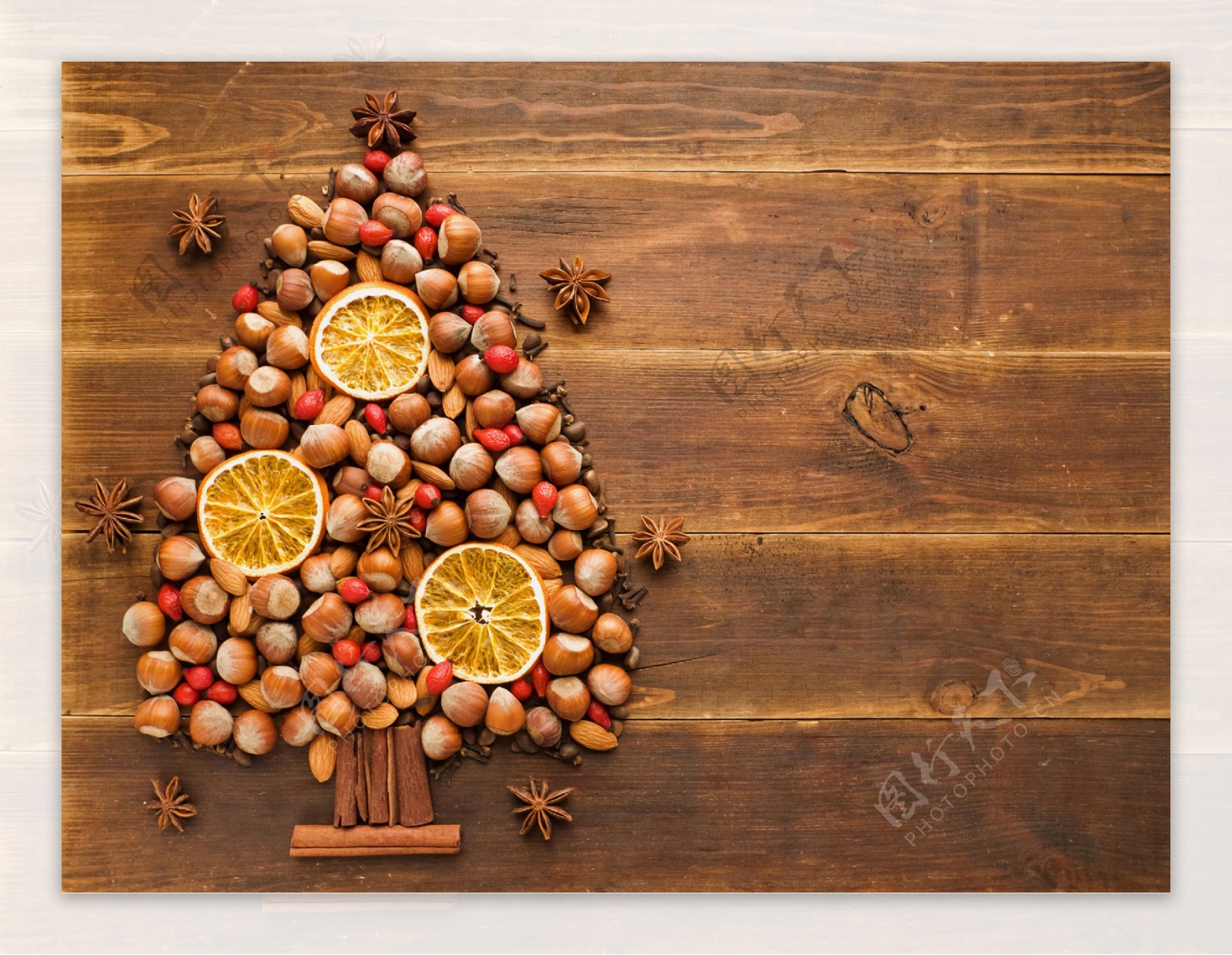 摆成圣诞树的坚果和柠檬片图片