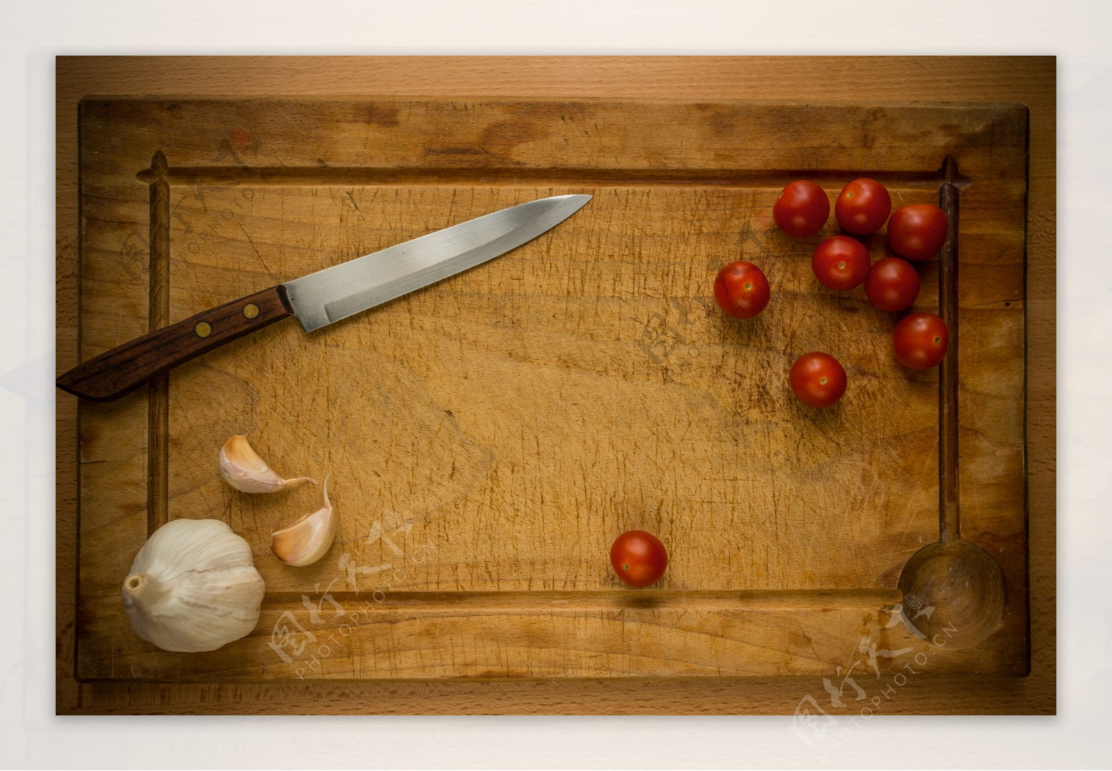砧板上的菜刀番茄图片