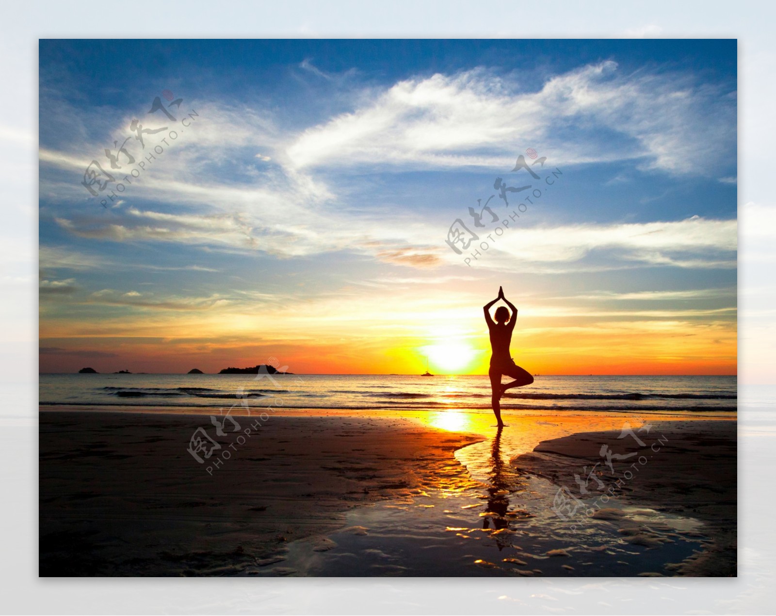 黄昏海滩练瑜伽的女人图片