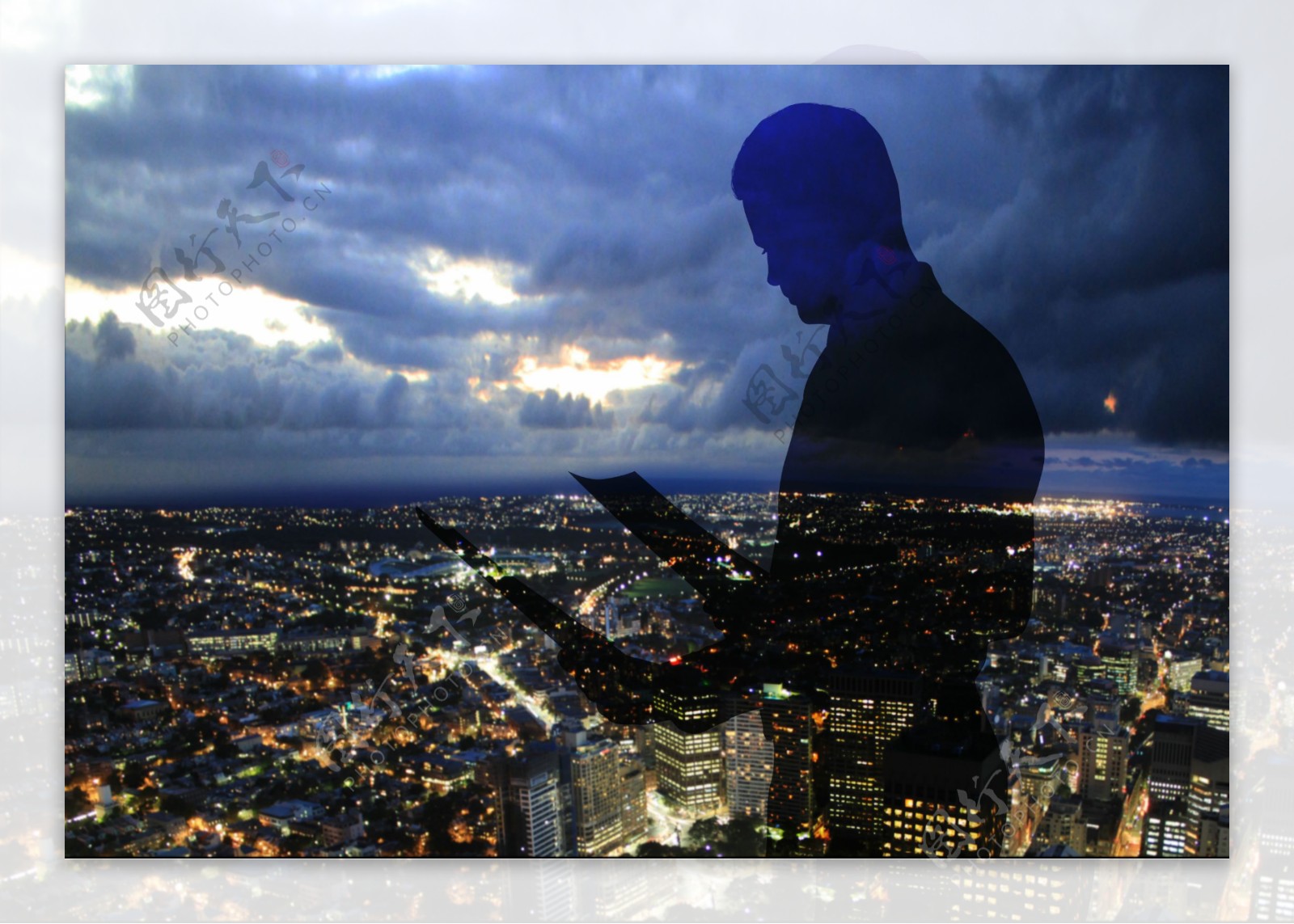 商务男士人物剪影与城市夜景图片