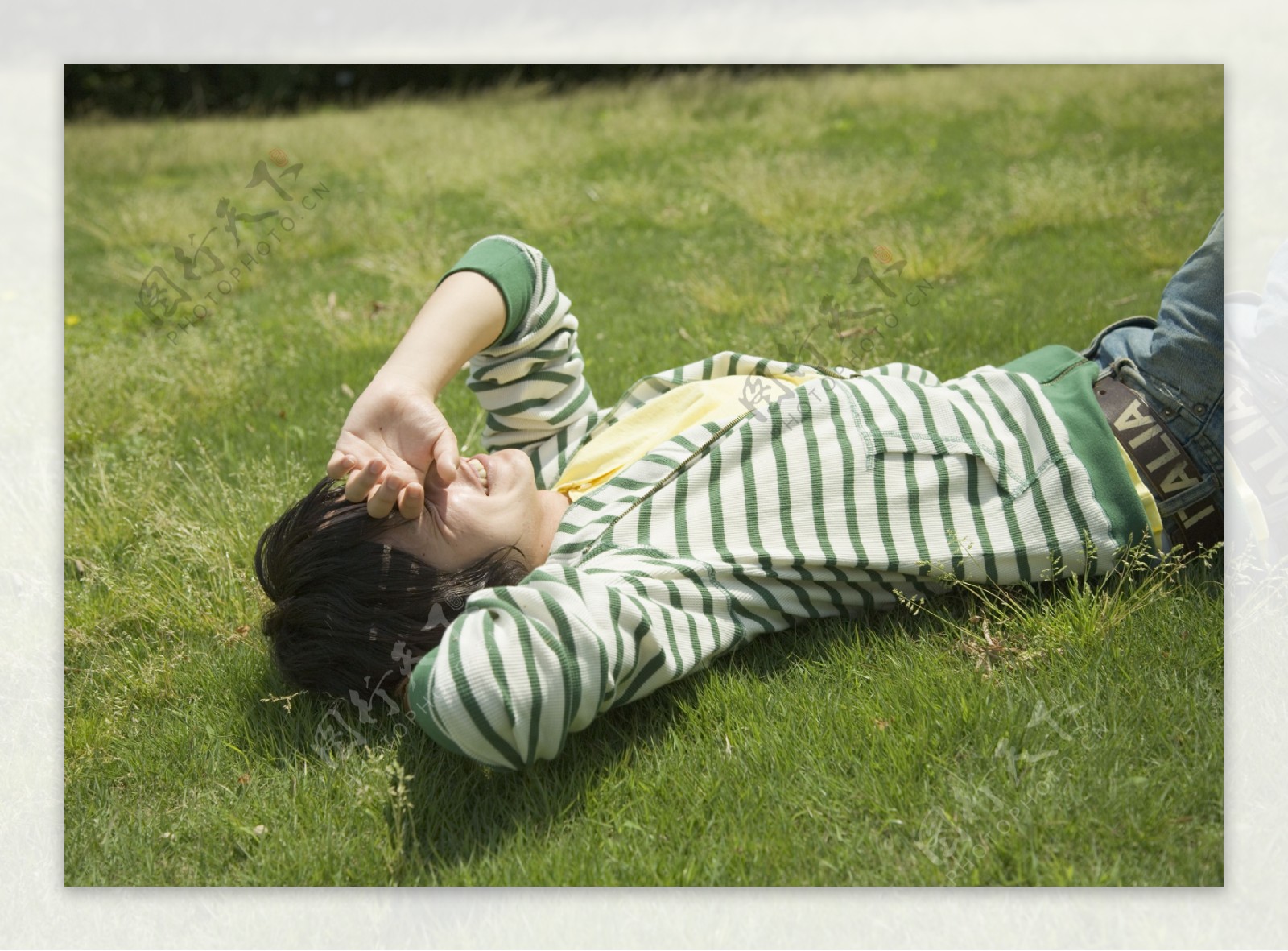 躺在草地上的男生图片