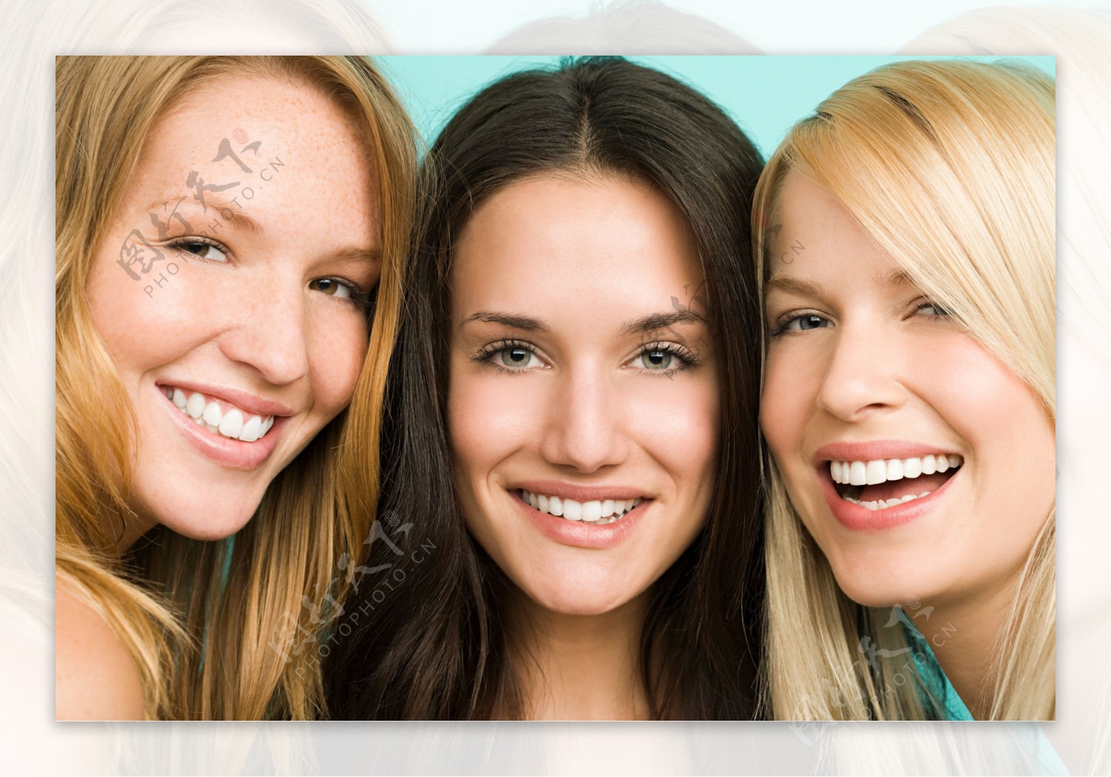 三个开怀大笑的外国女孩图片