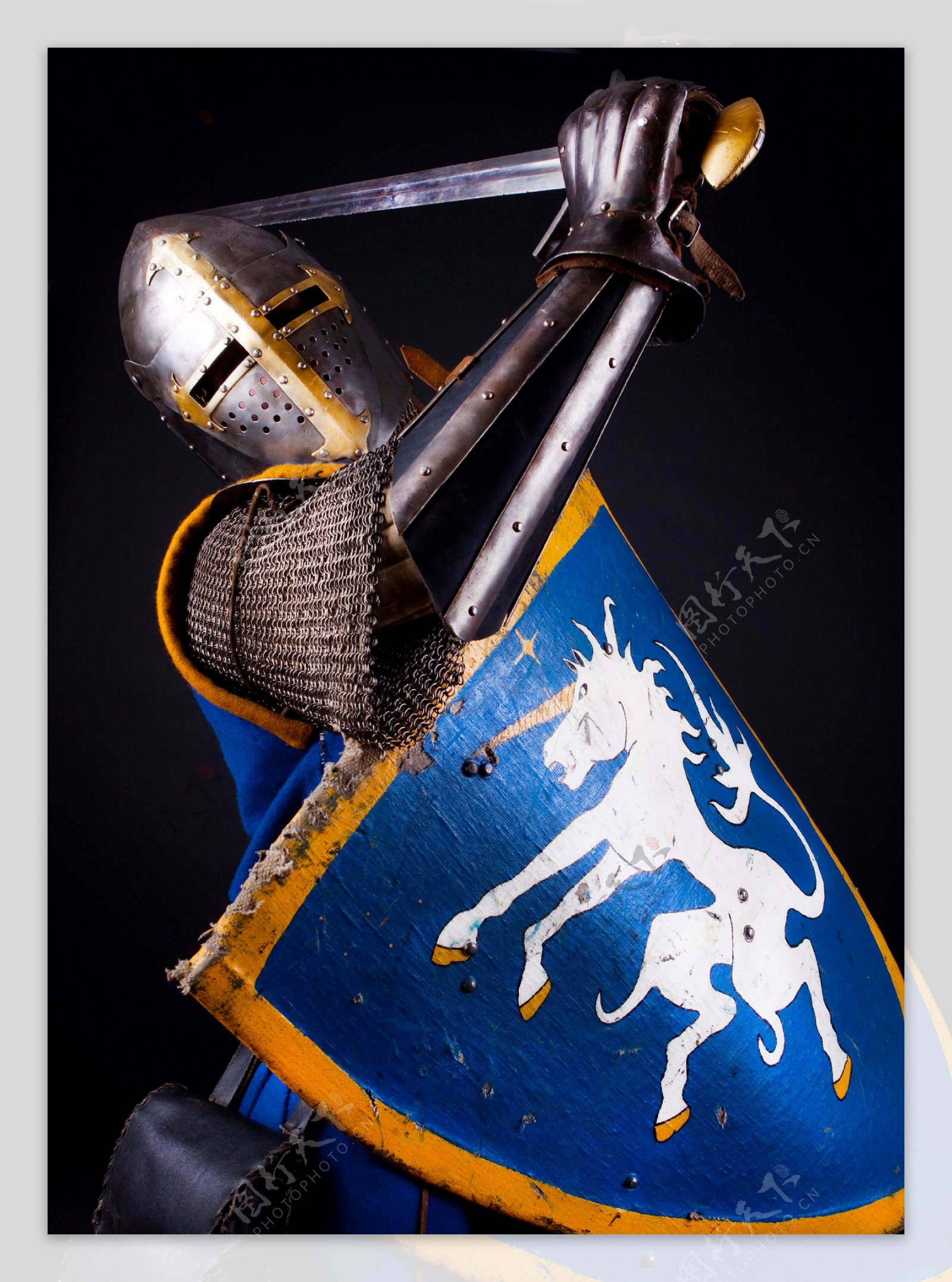 骑士盔甲与盾牌图片