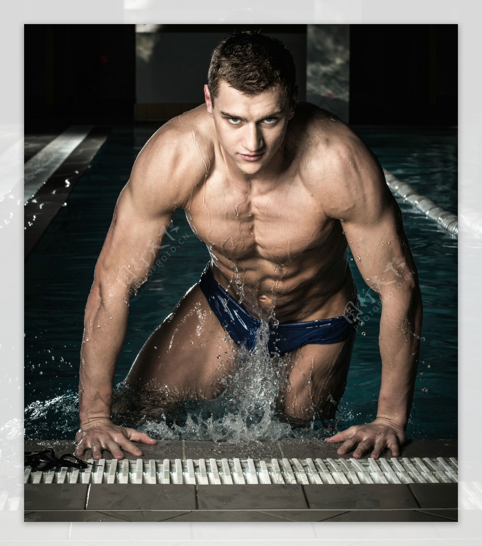 游泳的肌肉男图片