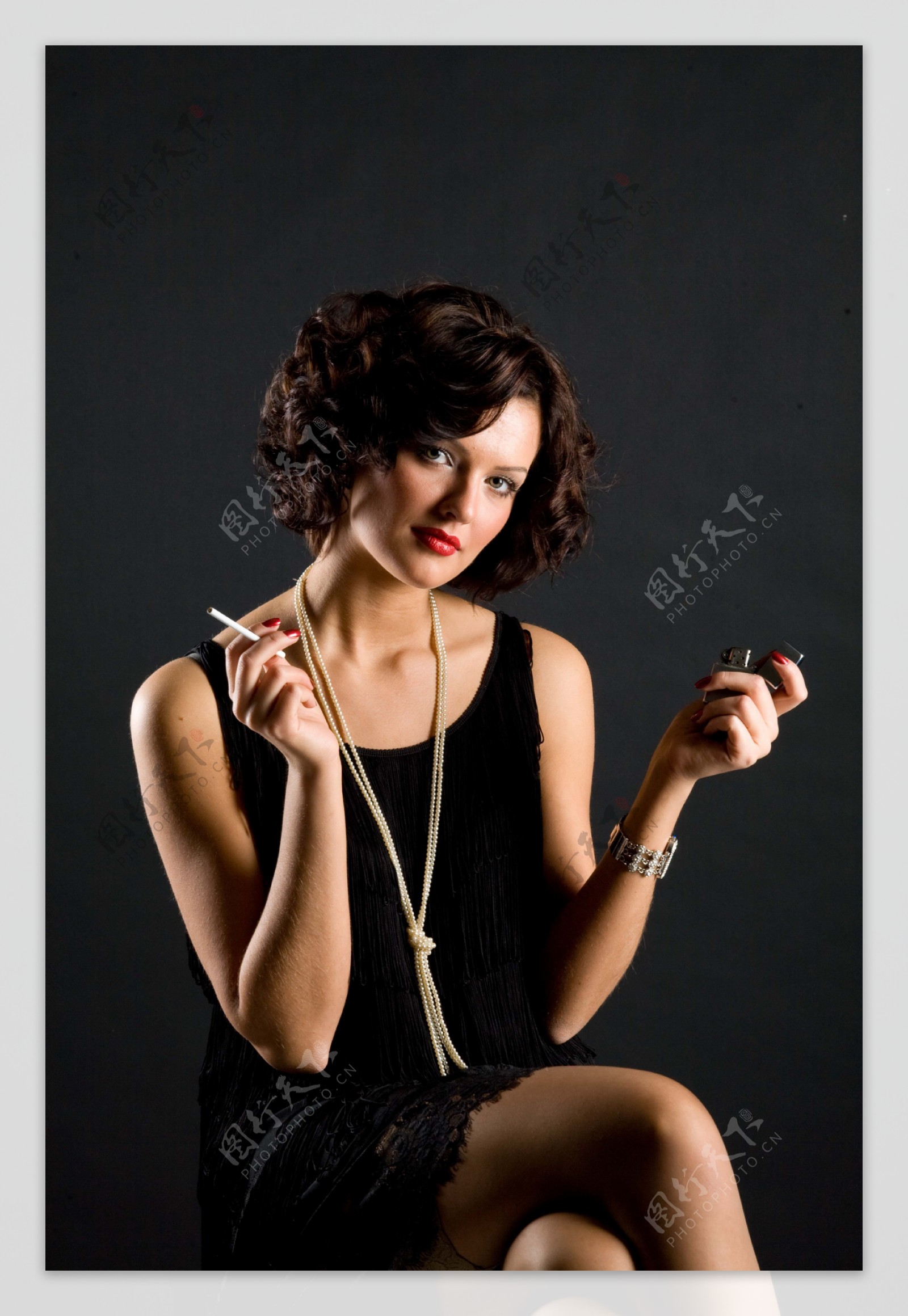 吸烟的性感美女图片