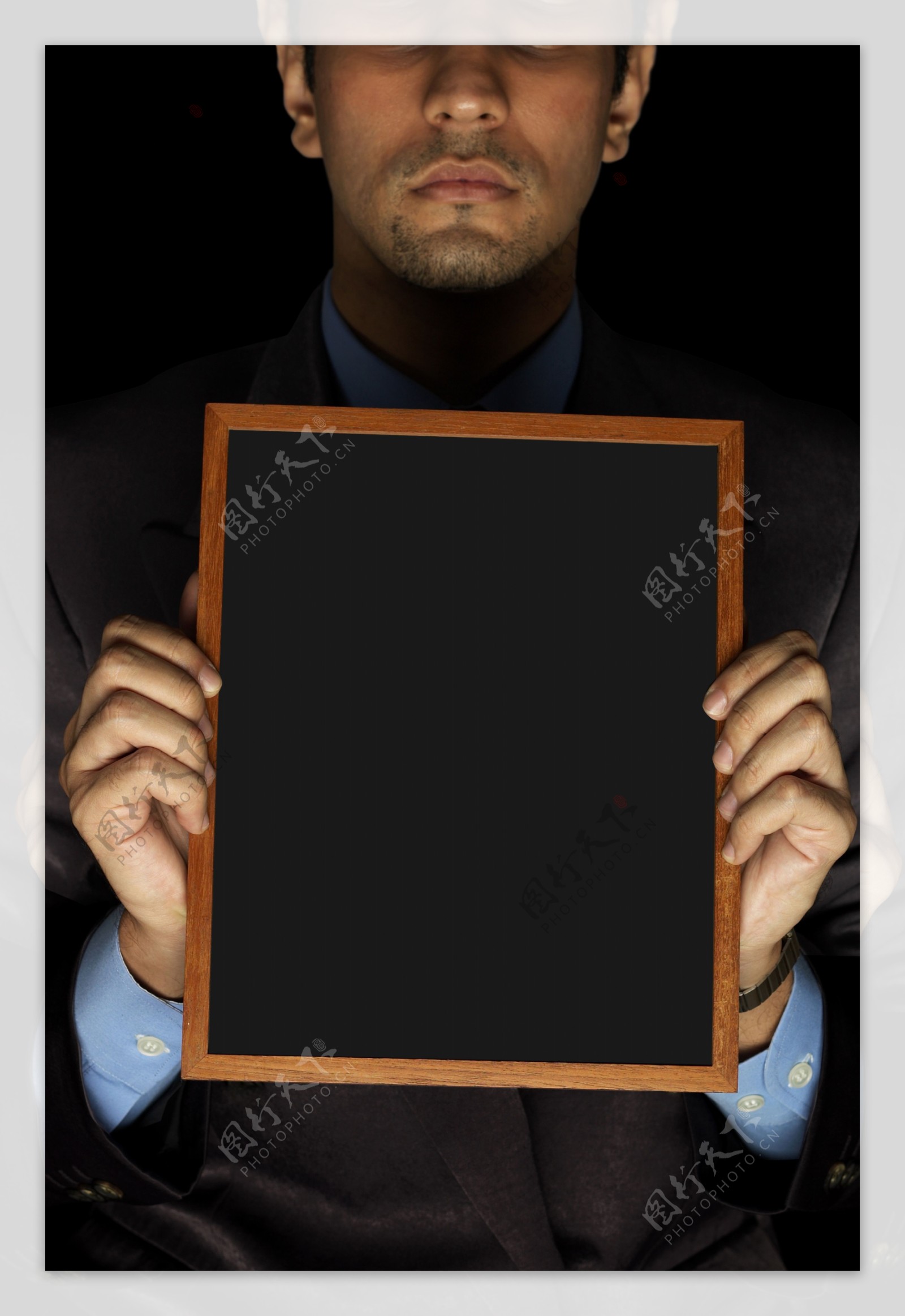 手拿画框的商务男士图片