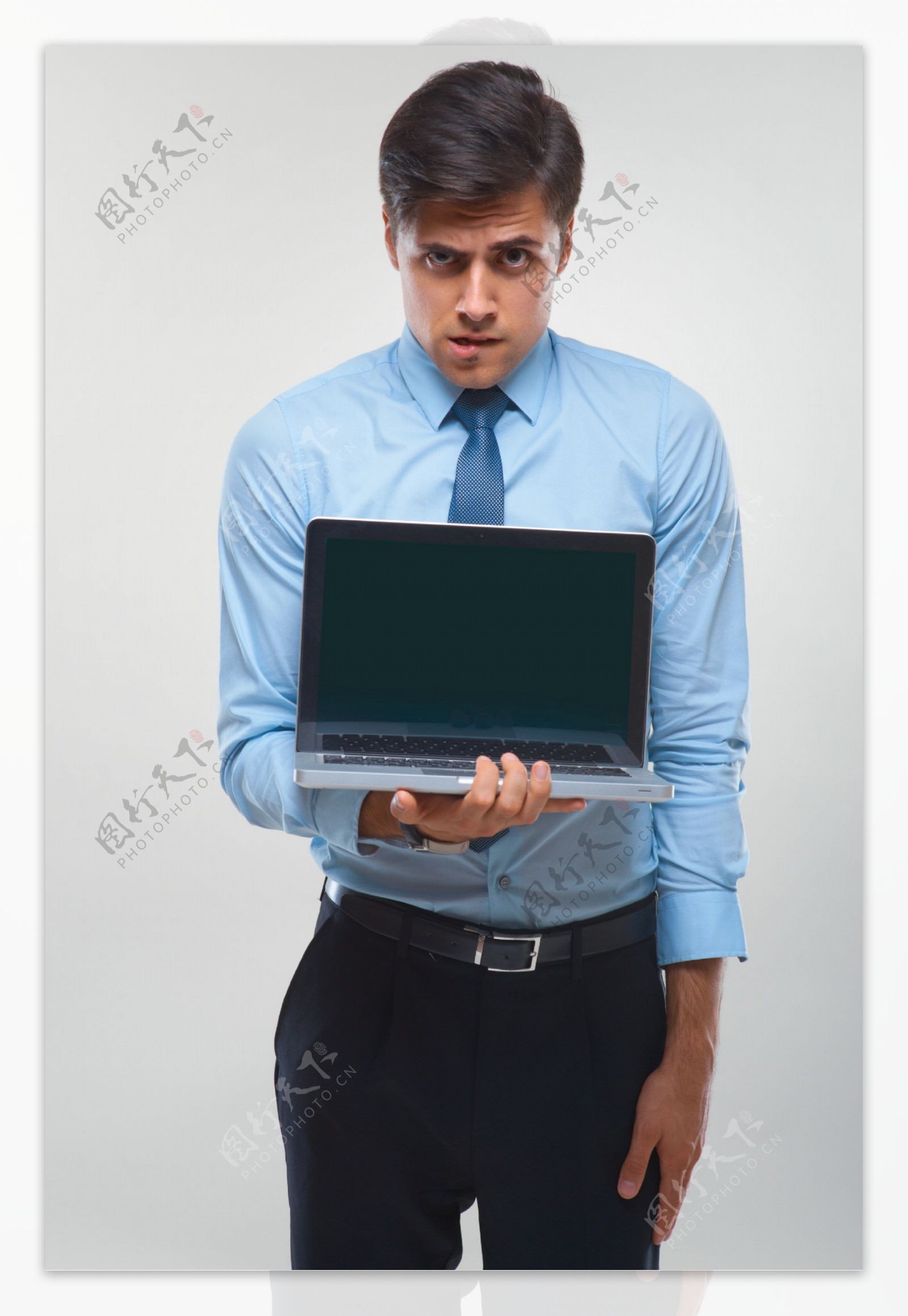 抱着笔记本电脑的职业男士图片