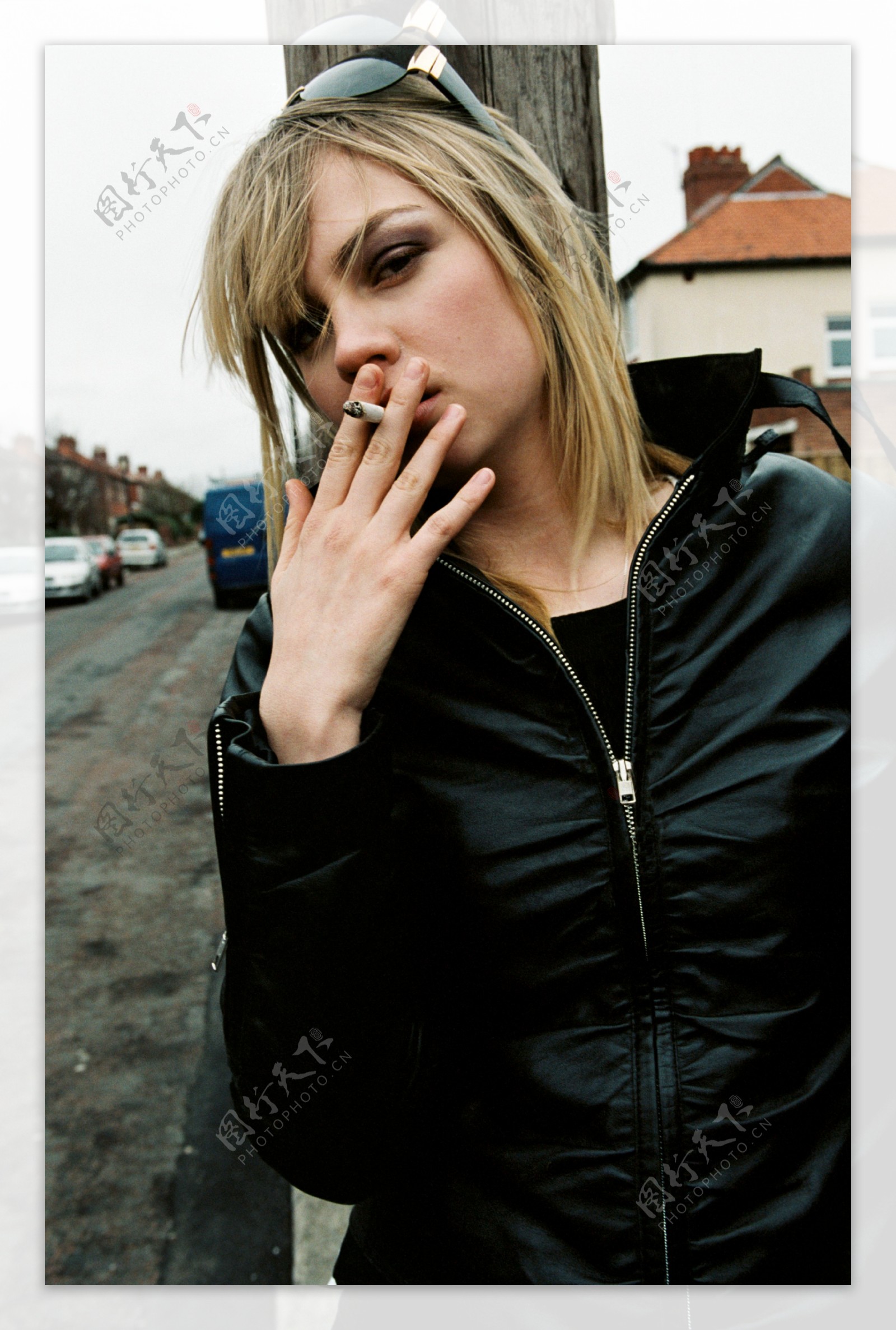 女孩抽烟 库存照片. 图片 包括有 女孩, 反射性, 相当, 年轻, 顶层, 蓝色, 可爱, 纵向, 溢满 - 4867768