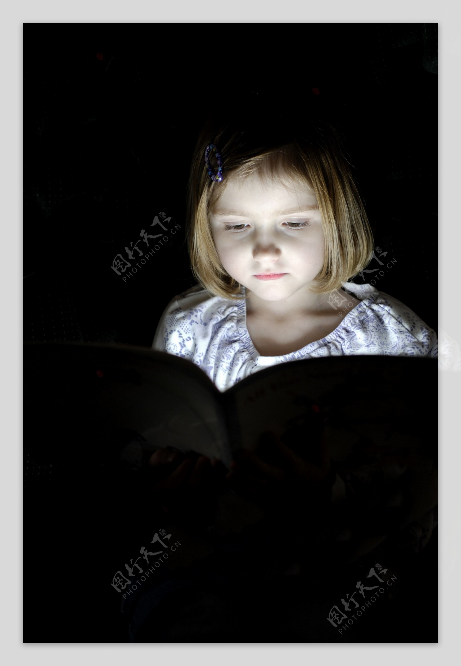 黑暗中看书的小女孩图片