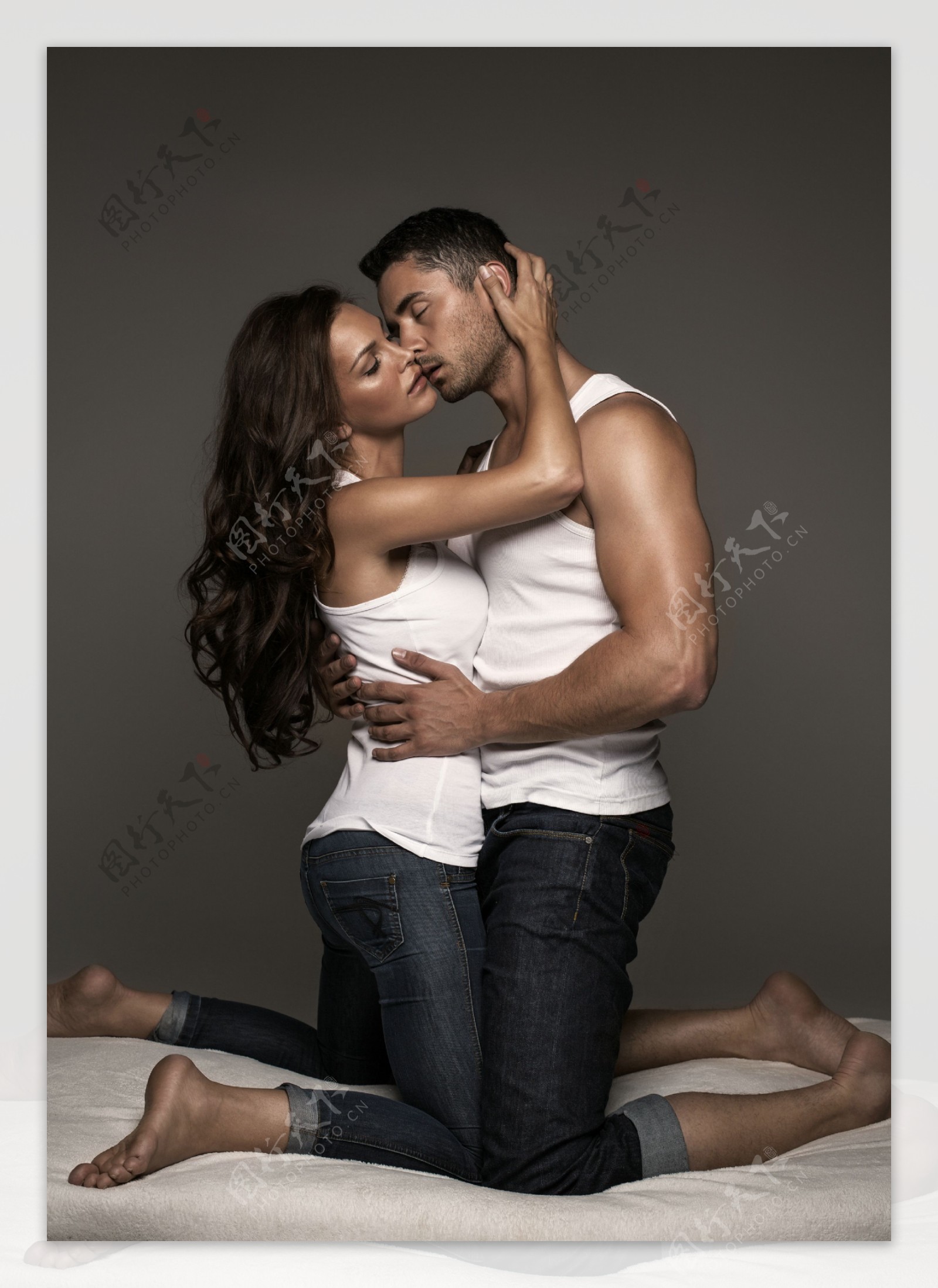 跪在床上的亲吻的情侣图片