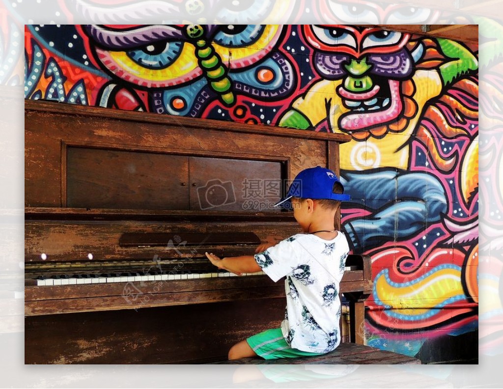 弹奏钢琴的小孩