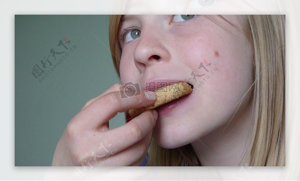吃饼干的女孩