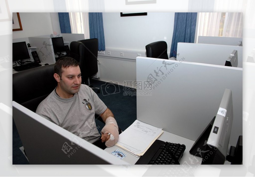 坐在电脑前的男子