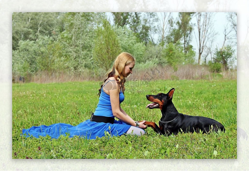 草地上的女人和狗