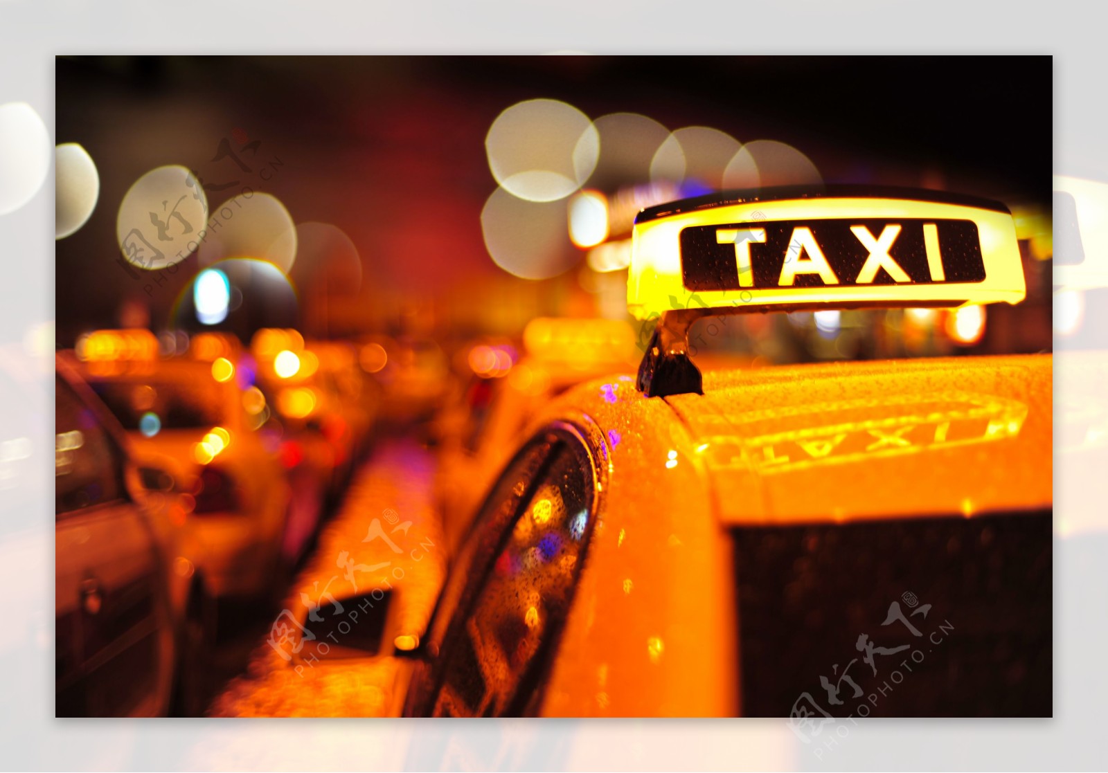 夜晚下的出租车图片