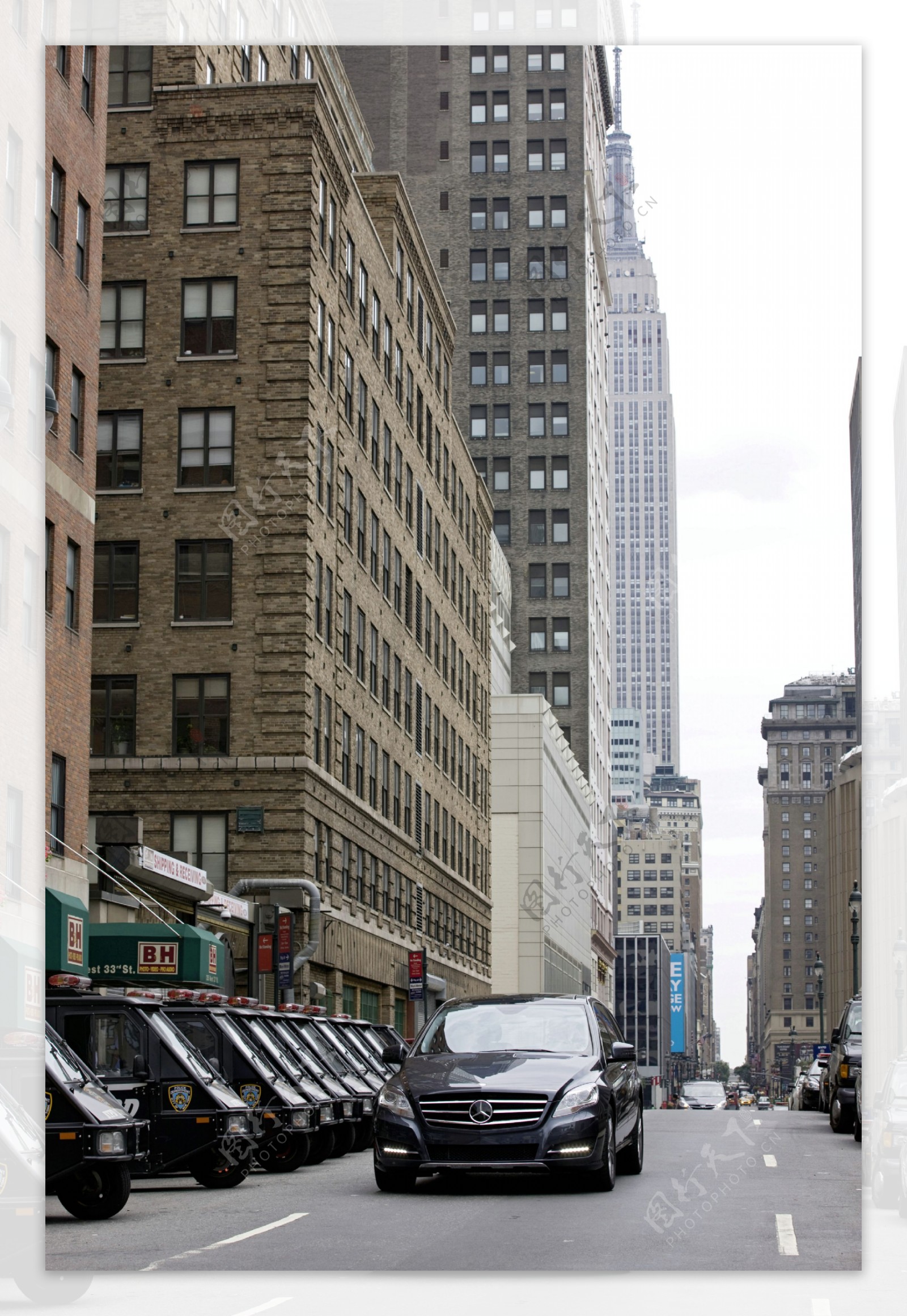 城市建筑与奔驰轿车图片