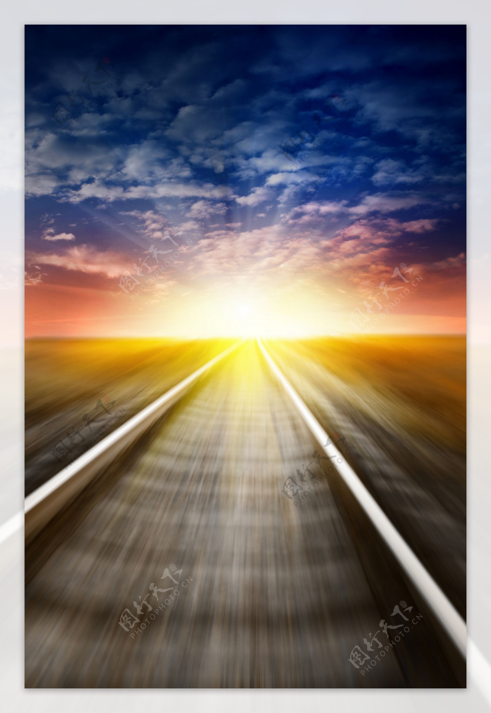 黄昏夕阳的铁路图片