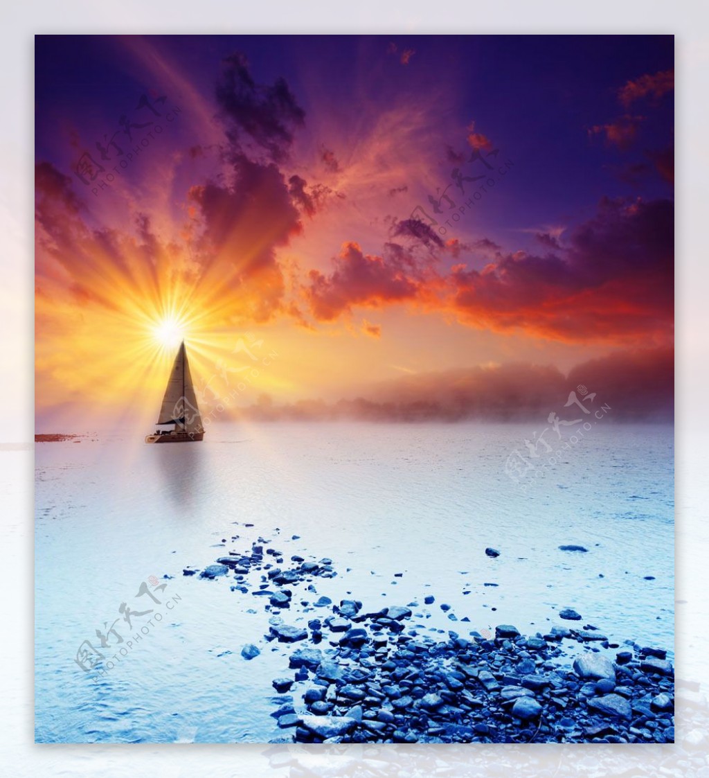 石头海面帆船图片