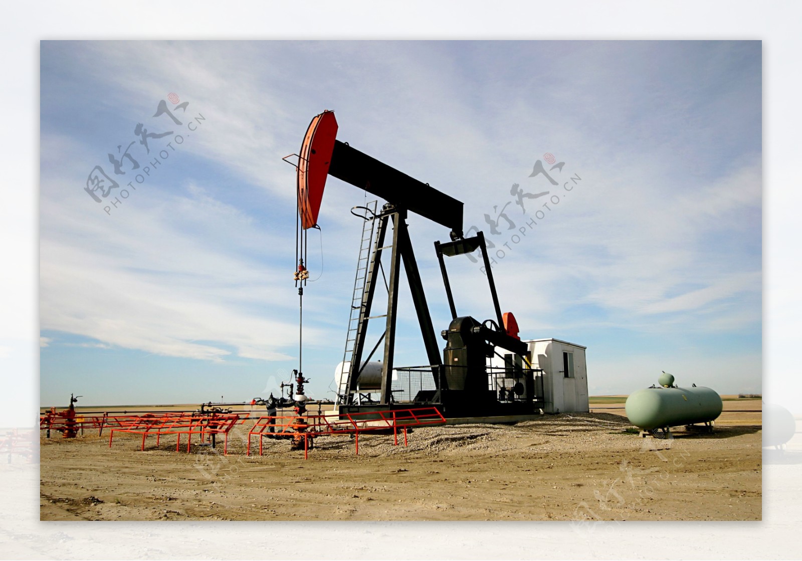 挖油设备与沙地风景图片