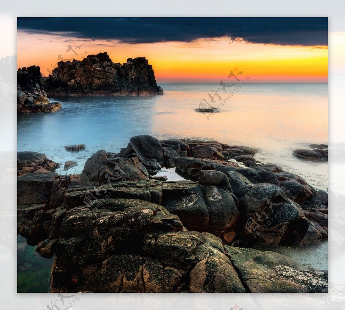 海水岩石夕阳背景