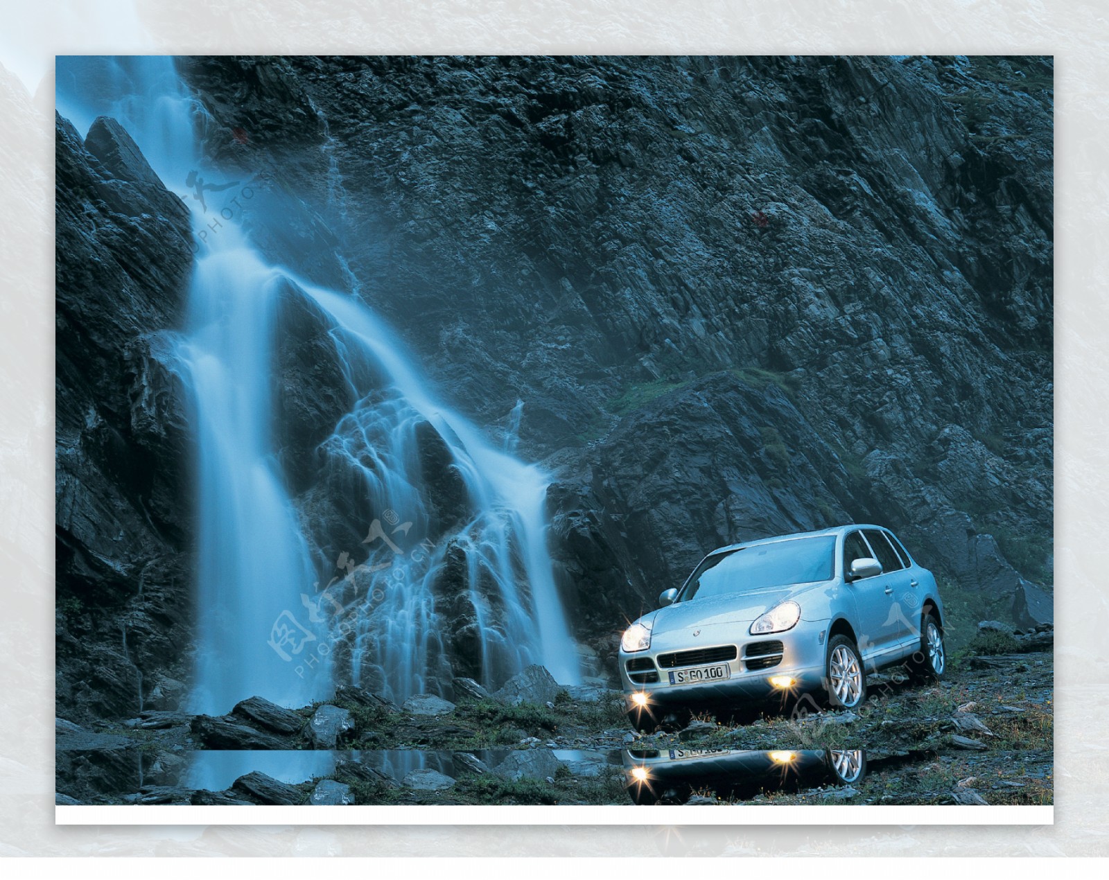 瀑布与轿车图片