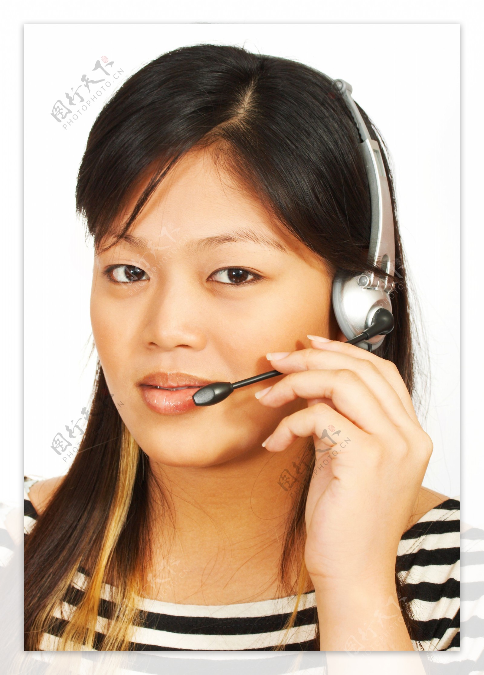 电话营销的女人在耳机