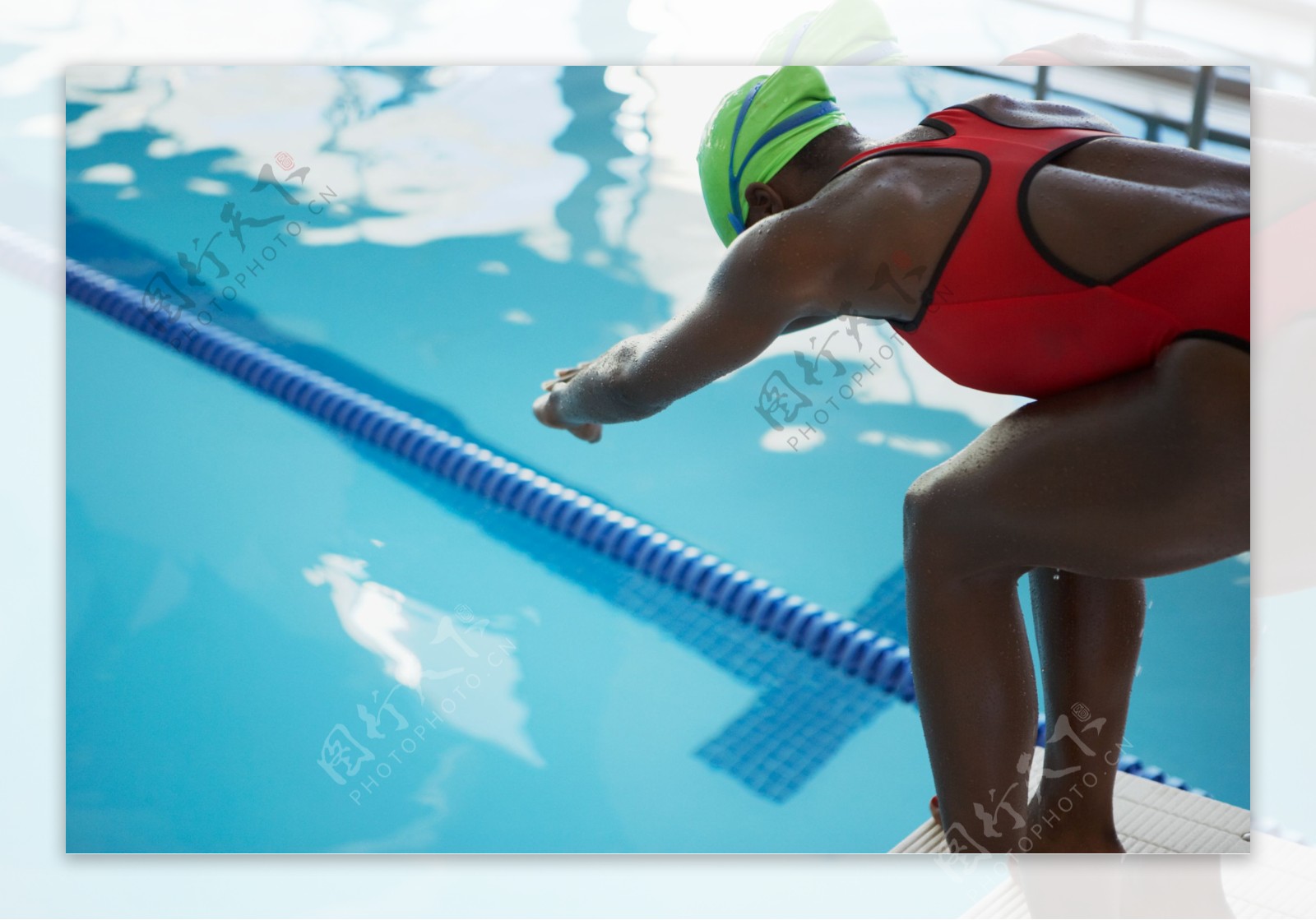 跳水的黑人女性运动员高清图片