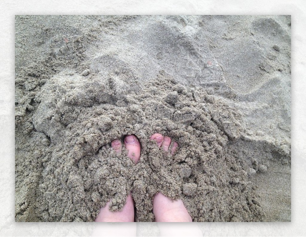 沙滩上的脚丫