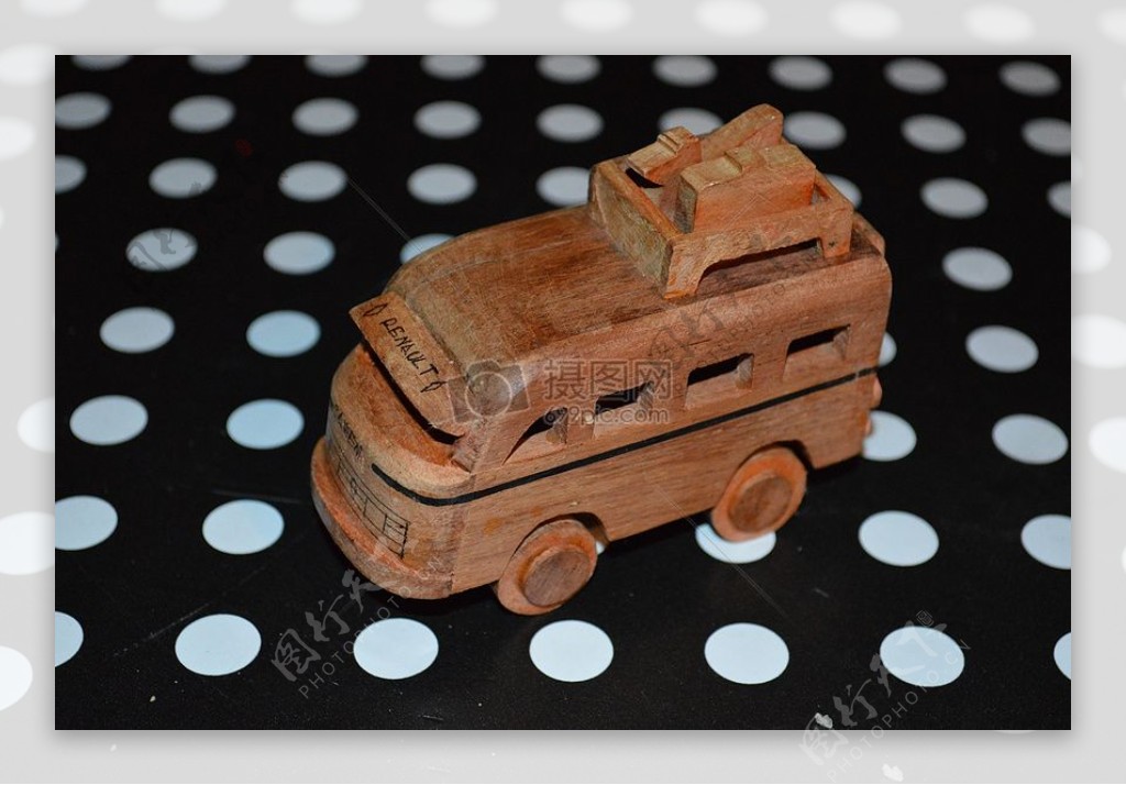 木头做的小汽车