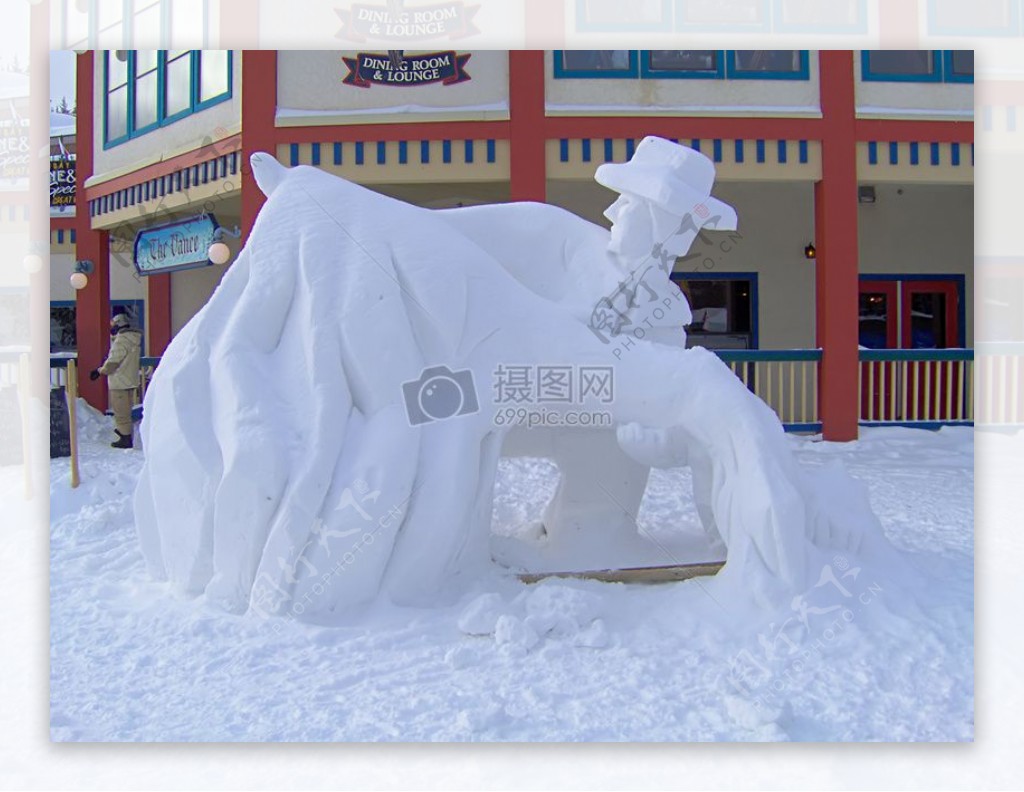 雪地里的精巧雕塑