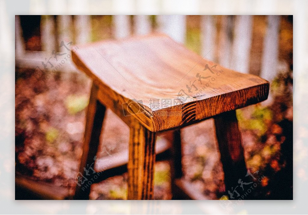 简单的木质椅子